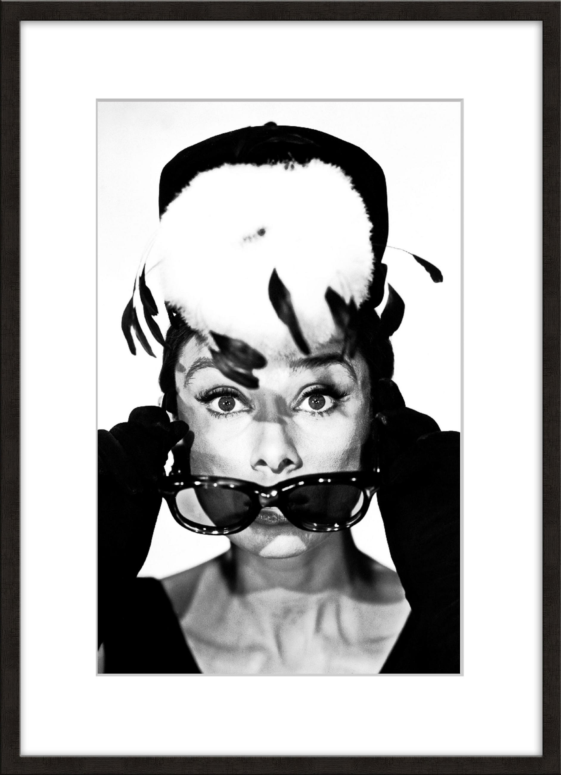 BILD mit Rahmen 51x71 cm Audrey Hepburn Schwarz-Weiß - Weiß, Holz (51/71cm) - artissimo