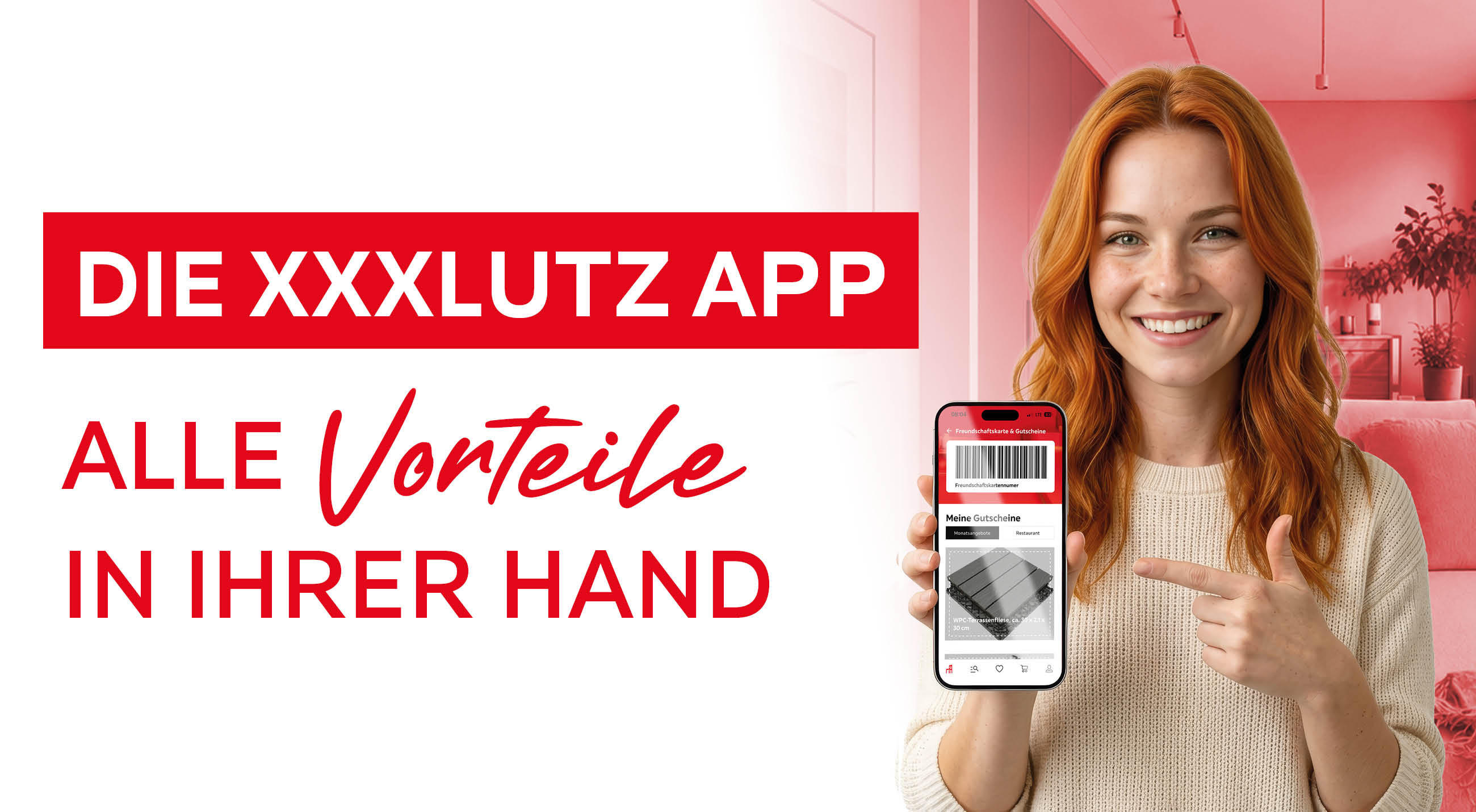Lächelnde Frau hält ein Smartphone mit der XXXLutz App, daneben Text: „DIE XXXLUTZ APP – ALLE Vorteile in Ihrer Hand“ auf rotem Hintergrund.