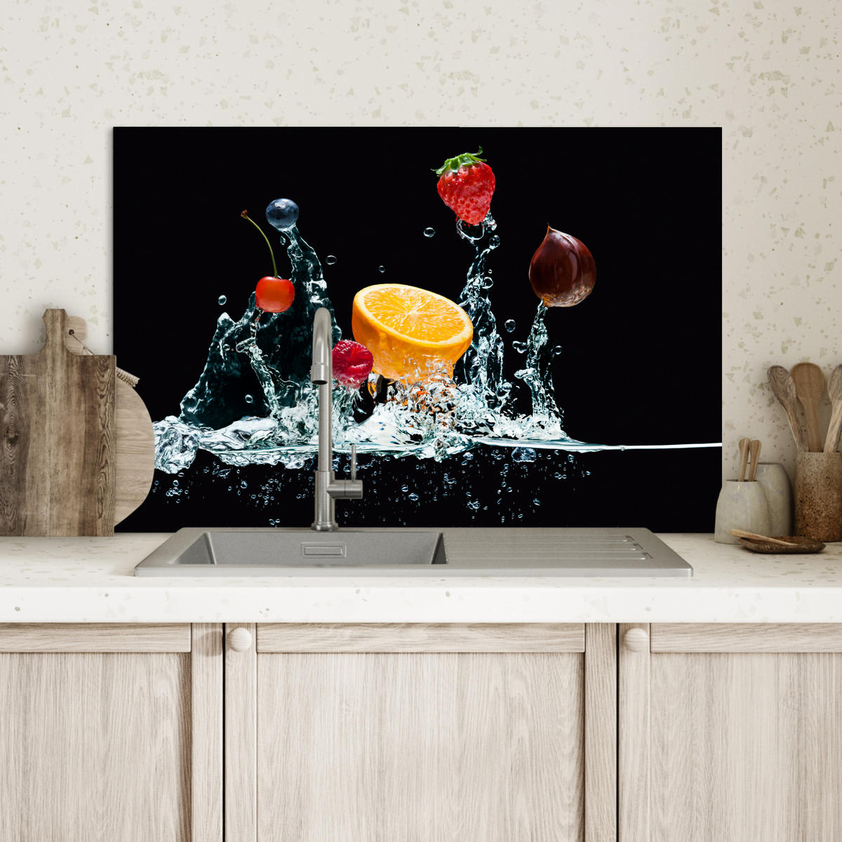 SPRITZSCHUTZ KÜCHE Wasser - Obst - Orange - Erdbeere - Kirsche - Schwarz 70x50 cm - Orange, Metall (70/0.3/50cm) - MuchoWow