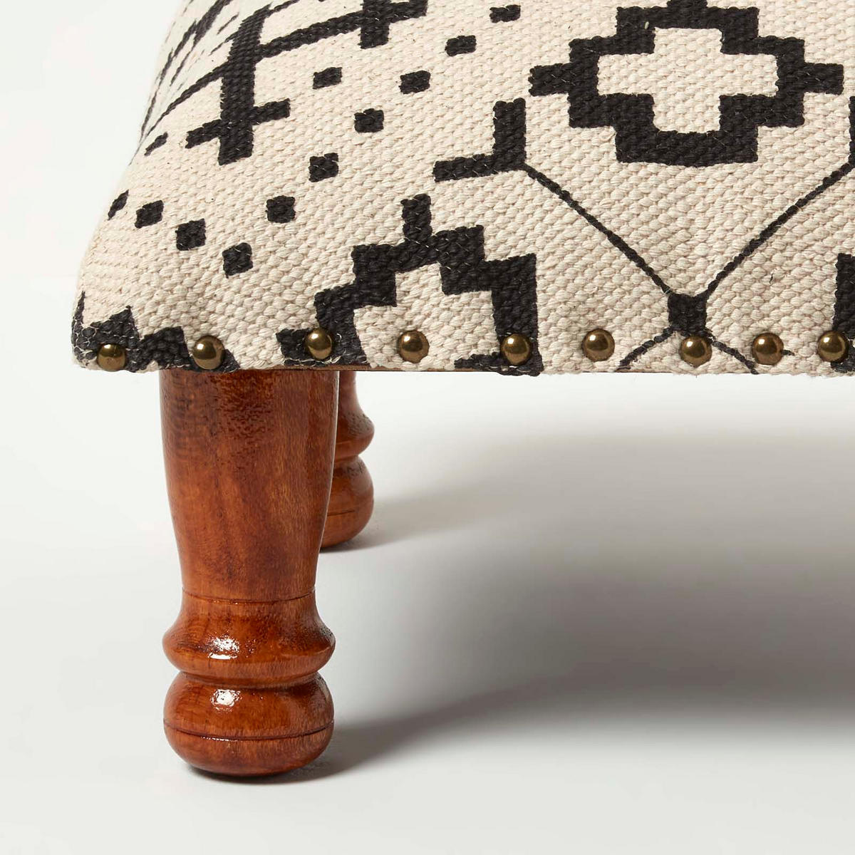 HOCKER Reva mit Holzbeinen, schwarz-creme gemustert, 40/40 cm - Schwarz, Textil (40/25/40cm) - Homescapes