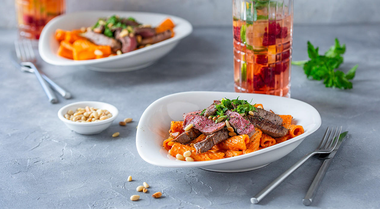Pasta mit gerösteter Paprikesoße und Filetstreifen