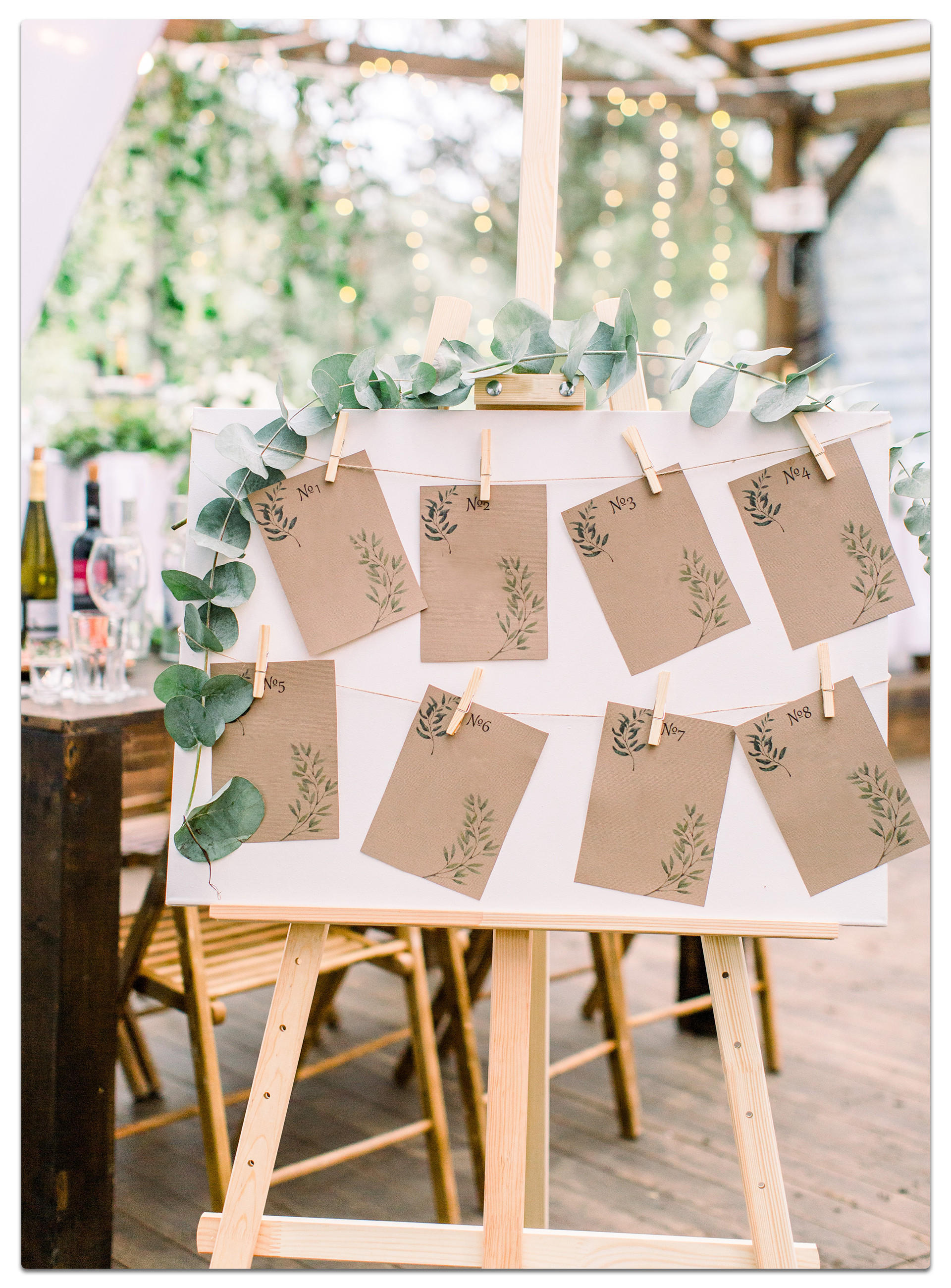 Verschiedene Tischplan-Ideen für eine Gartenhochzeit, die eine festliche Atmosphäre schaffen.