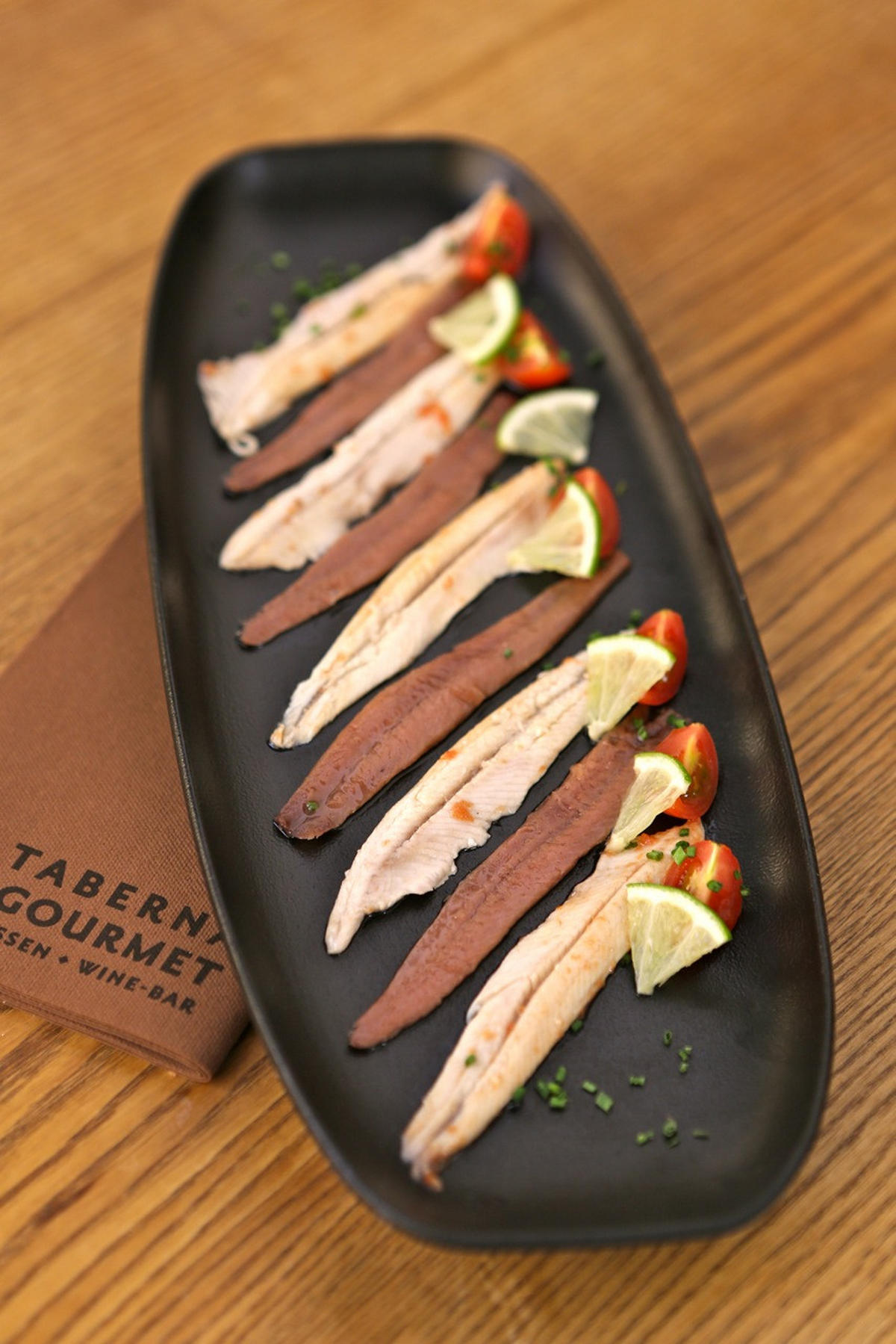 SERVIERPLATTE CLUB 36 cm x 15 cm in gusseisener Optik - Multicolor, Keramik (15/2.9/36cm) - Revol Porcelaine France