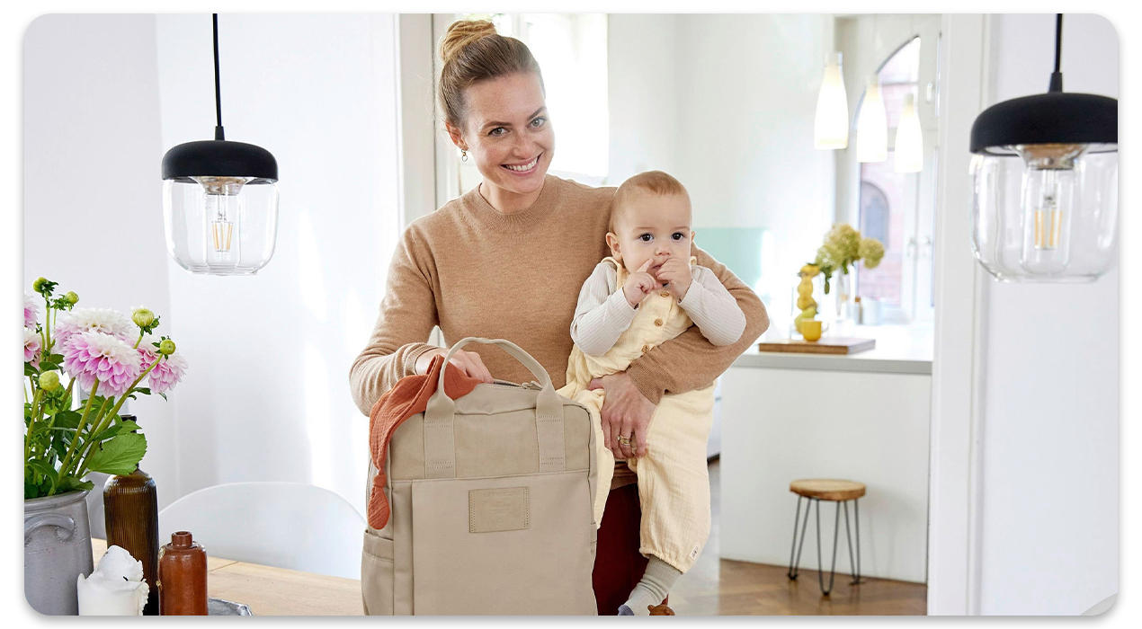 Frau mit baby und Rucksack