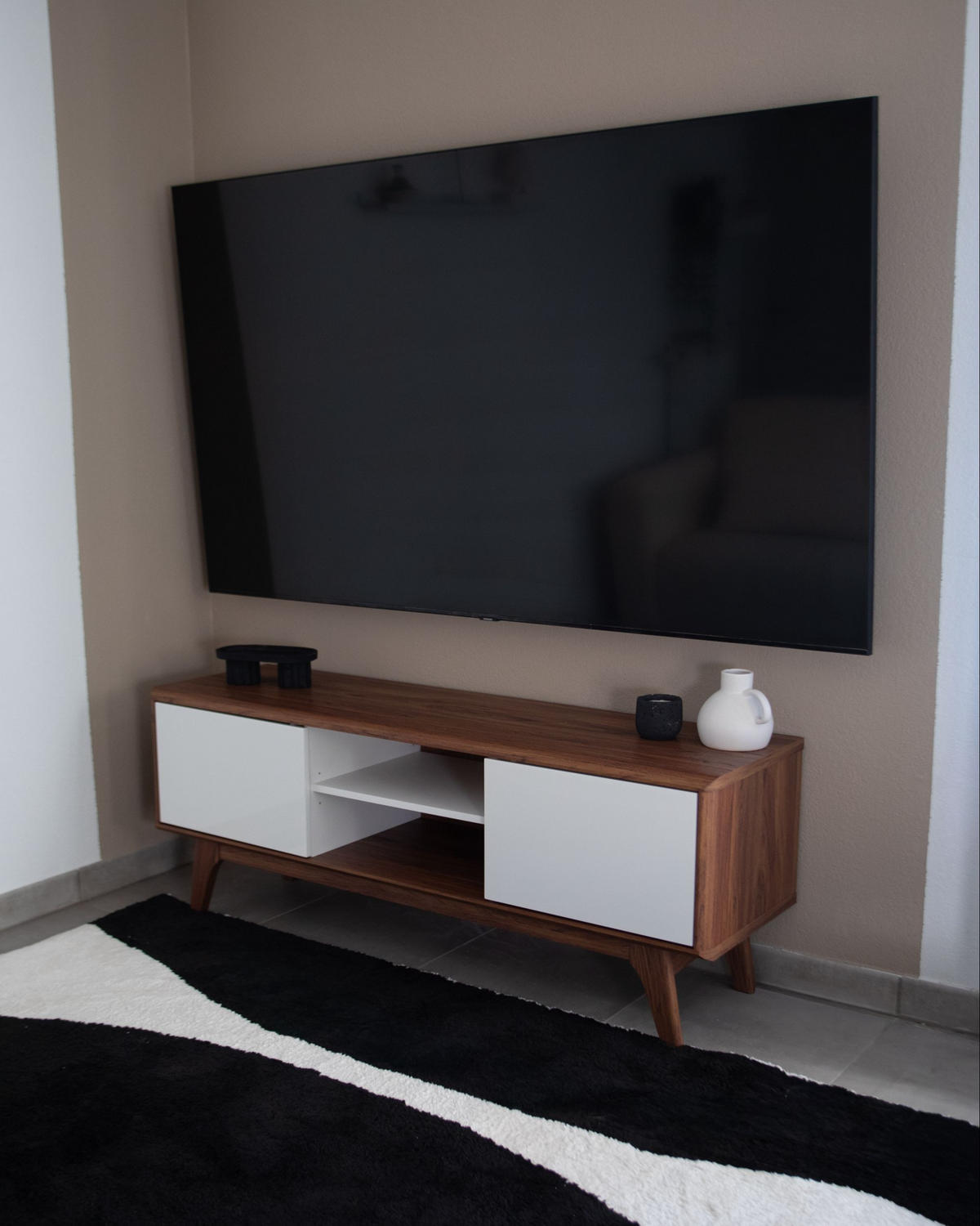 COMODĂ TV maro închisă, albă ROCHESTER 40/142/53 cm - maro închis, compozit lemnos (142/53/40cm) - Beliani