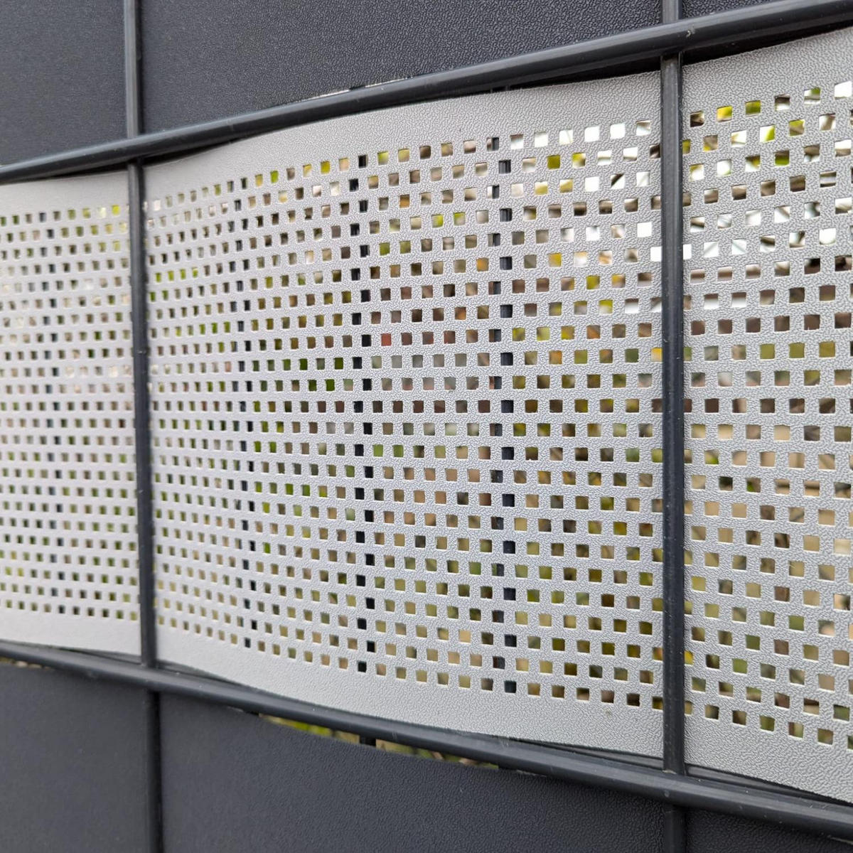 SICHTSCHUTZSTREIFEN Gelocht Quadrat Muster für Doppelstabmatten Fenstergrau 2,55m - Hellgrau, Kunststoff (255/19cm) - ZAUN|ZU