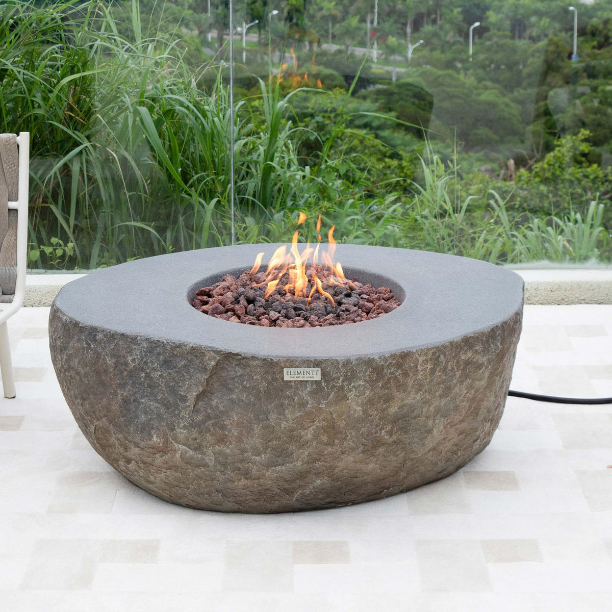 FEUERTISCH Boulder Gasfeuerstelle aus GF-Beton - 4-tlg. Set inkl. Glasumrandung, Brennerabdeckung und Gasflaschen-Abdeckung - Naturfarben, Naturmaterialien (89/41/110cm) - Elementi