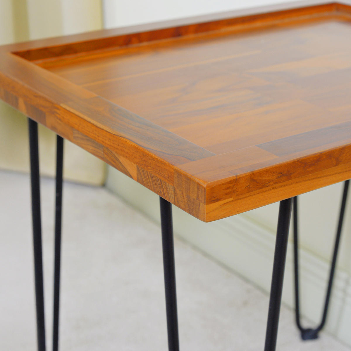 COUCHTISCH aus massivem Mahagoni mit lackierten Eisenfüßen in Naturfarbe - Naturfarben, Holz (55.5/45/53cm) - BEAOK