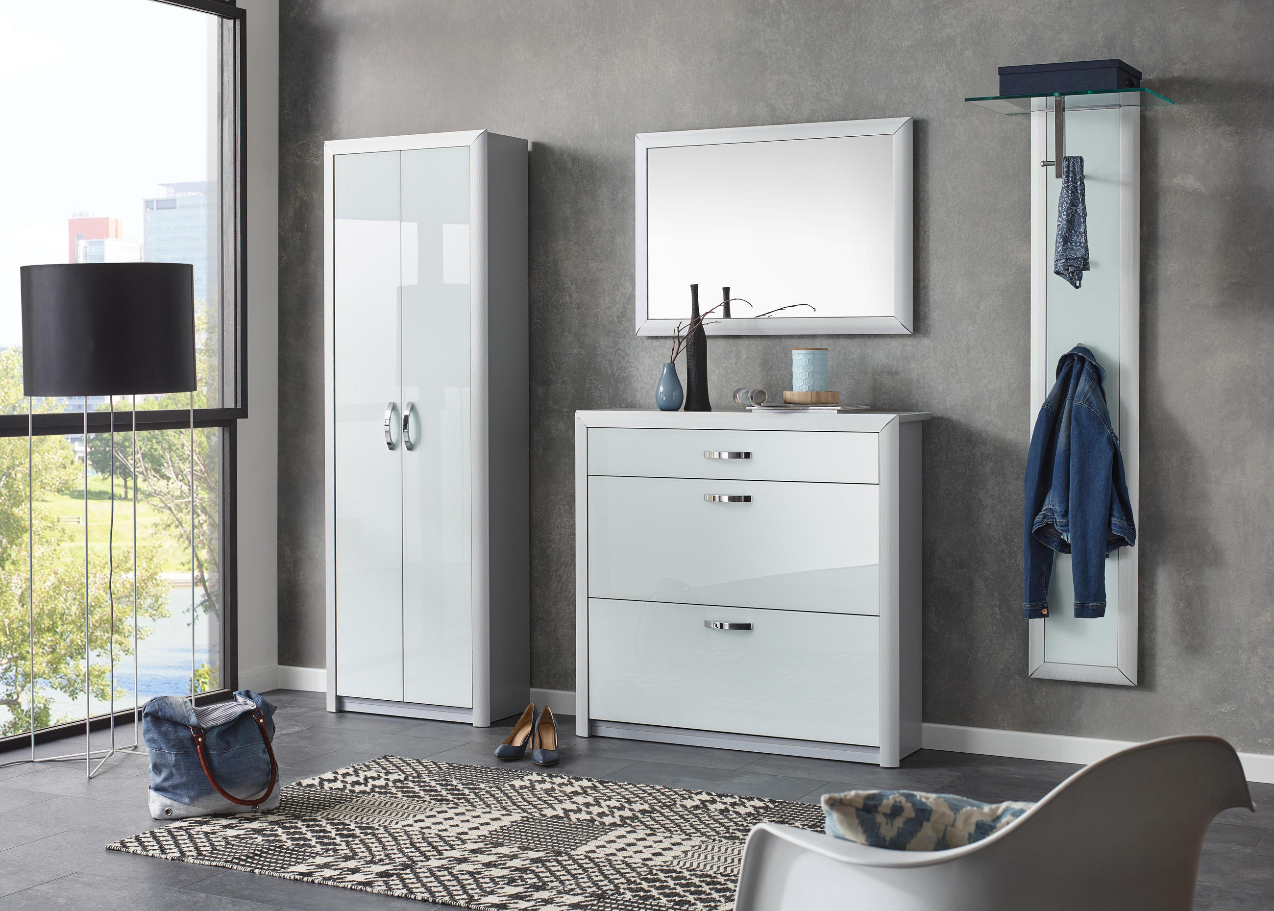 Moderner Flur mit weißen Möbeln der „Garderobenserie Castel“, bestehend aus Schrank, Kommode, Spiegel und Garderobe
