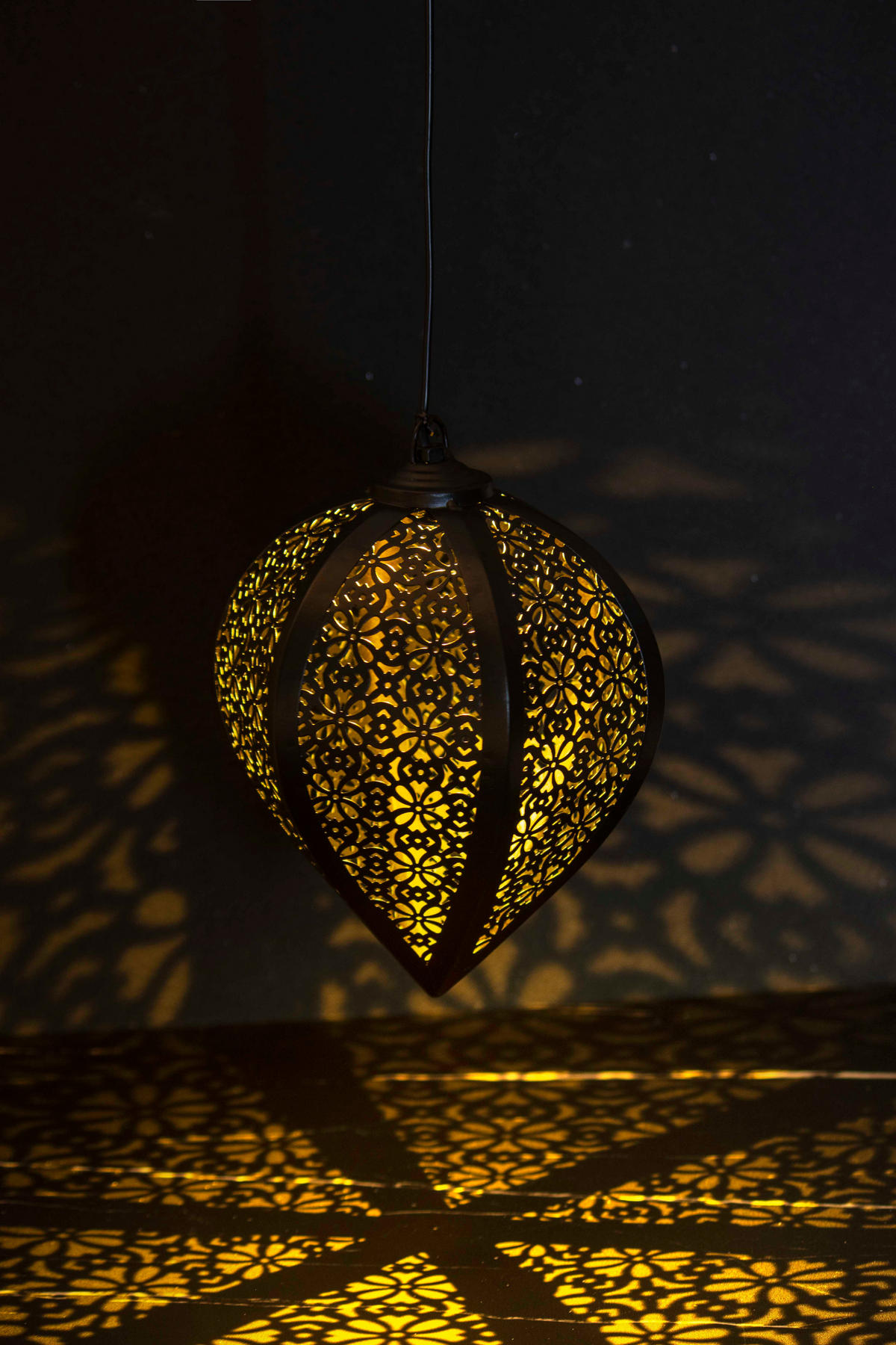 LED-SOLAR-HÄNGELEUCHTE - wetterfest mit Dämmerungssensor und Schattenspiel für Garten und Terrasse, Schwarz, 1er-Set - Schwarz, Metall (15.5/15.5/76cm) - Northpoint