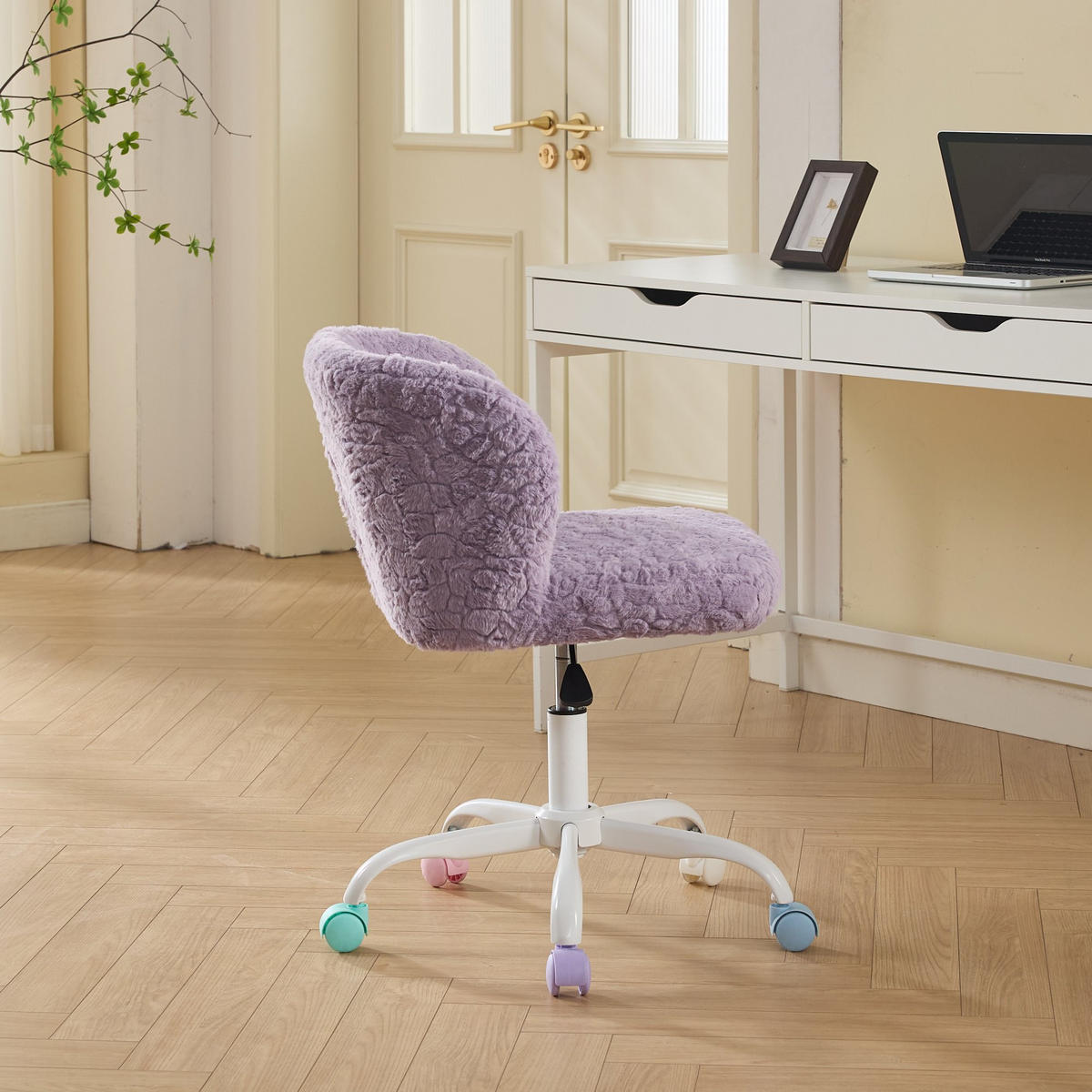 DREHSTUHL DE-40971 mit Kunsthasenfell-Bezug und bunten Rollen Violett - Lila, Metall (55/81/57cm) - ComfortXL