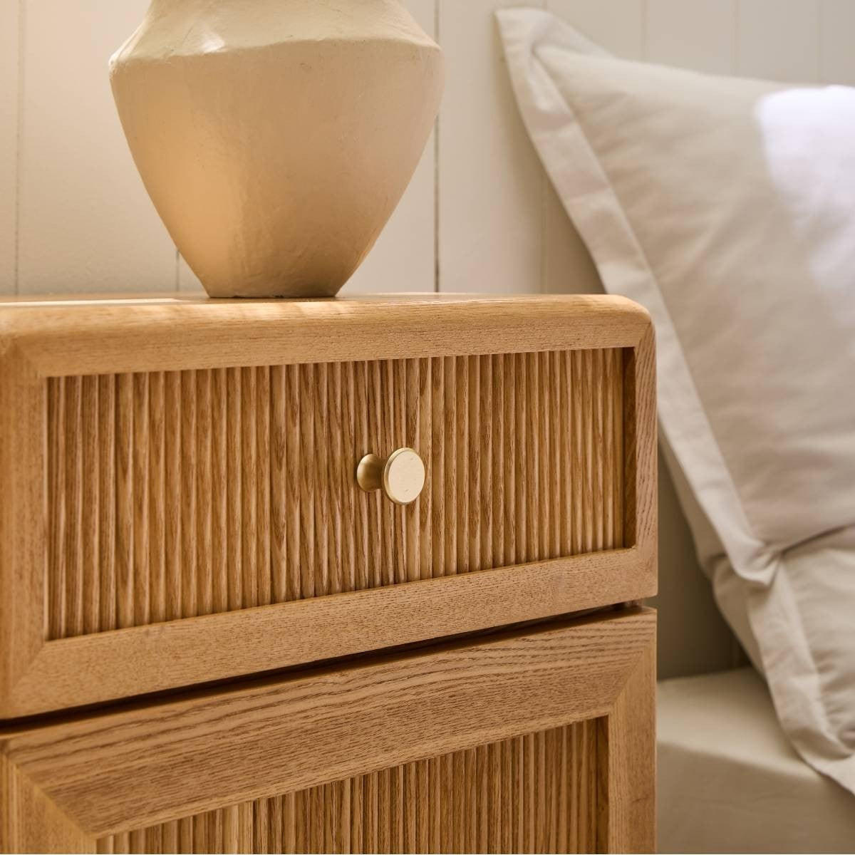 NACHTTISCH 1 Tür und 1 Schublade mit Lamellenfronten 35/71/42 cm - Eschefarben, Holzwerkstoff (35/71/42cm) - Calicosy