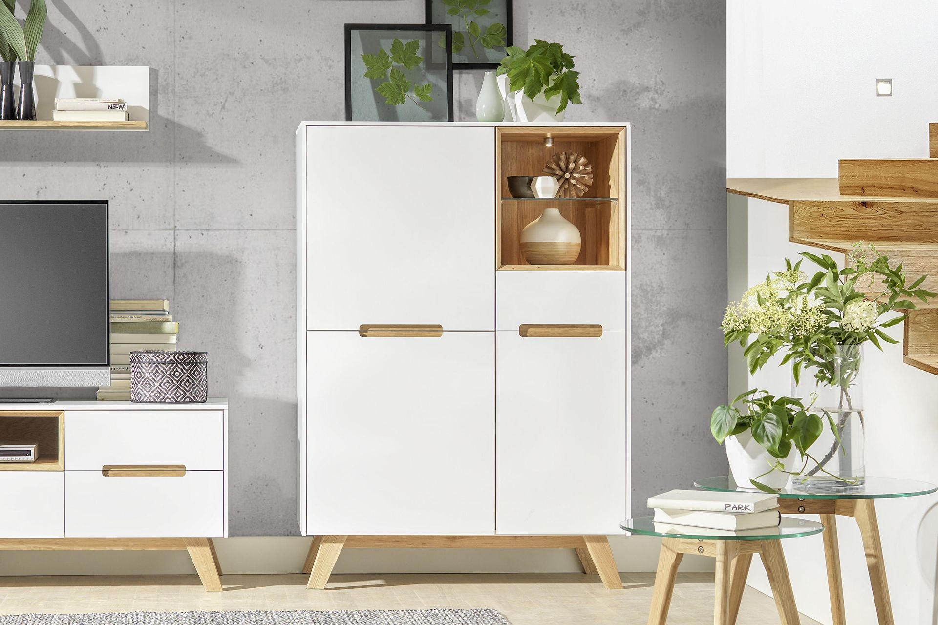 Bílá vysoká komoda s dřevěnými prvky