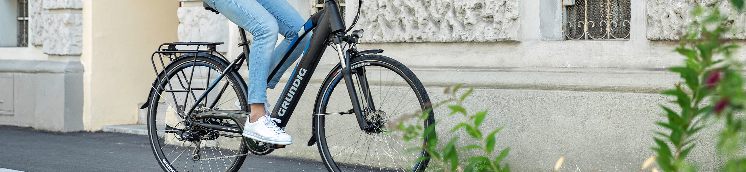 Ein Mann nutzt ein E-Bike, um entspannt auf der Straße zu fahren und die Umgebung zu erkunden.