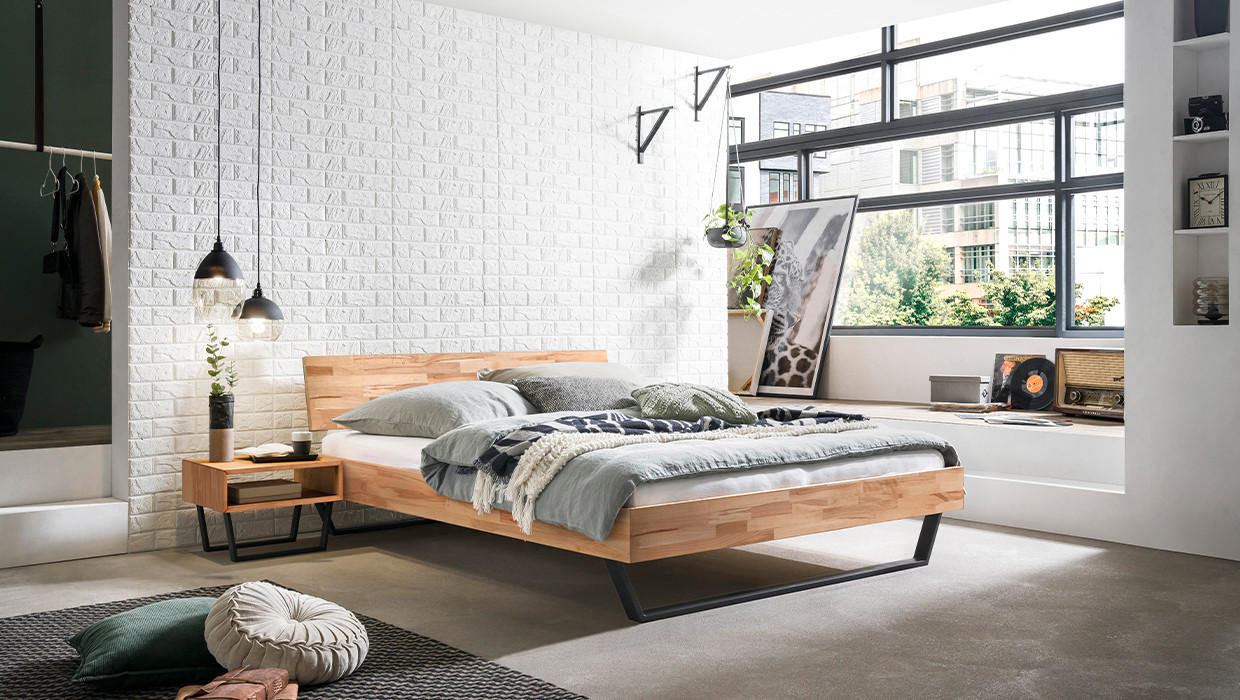 Industrial Style Schlafzimmer Bett aus dunkelm Holz