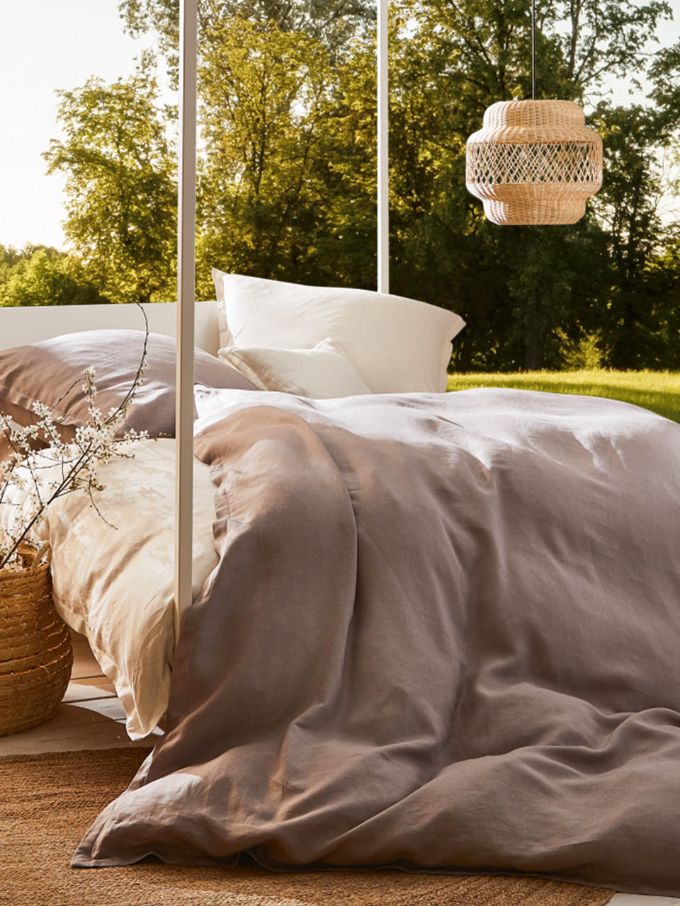 Outdoor Bett mit Bettwäsche in Naturtönen