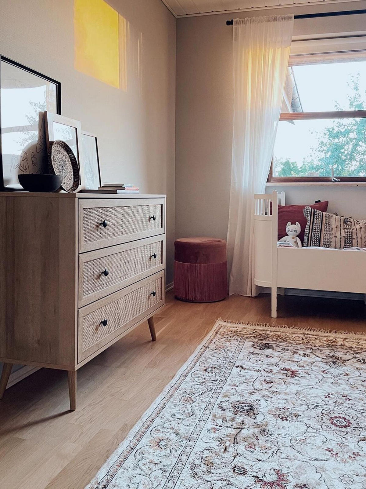 KOMODA 3 zásuvky Ratan světlejší Odstín dřeva Ponca - černá/světle hnědá, kompozitní dřevo (90/79/40cm) - Beliani