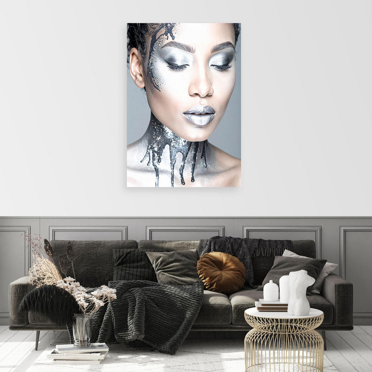 BILD auf Leinwand, Porträt einer Frau mit silbernem Make-up und metallisch schimmernden Lippen - Silberfarben, Textil (30/45cm) - Feeby