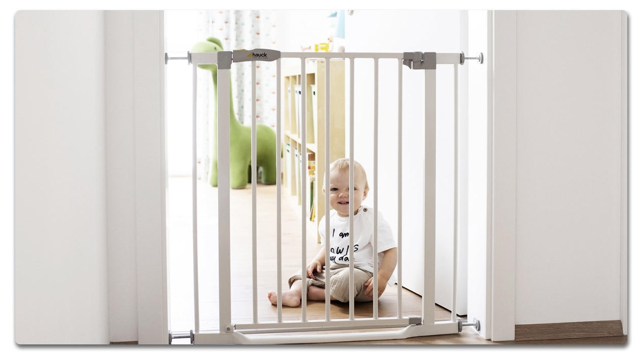 baby sitzt hinter Babygitter