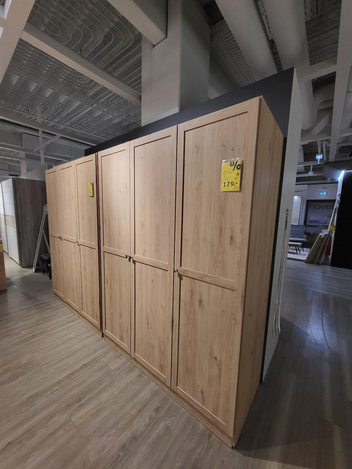 Omara s klasičnimi vrati BILLUND hrast - razstavni eksponat - MID.YOU