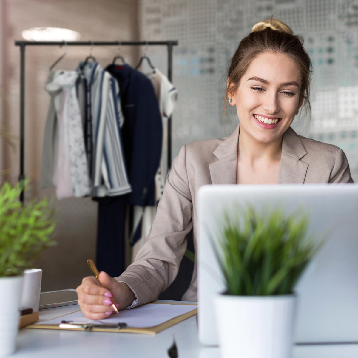 STOJAN na šaty - čierna, kov/plast (91/180.5/42cm) - Relaxdays