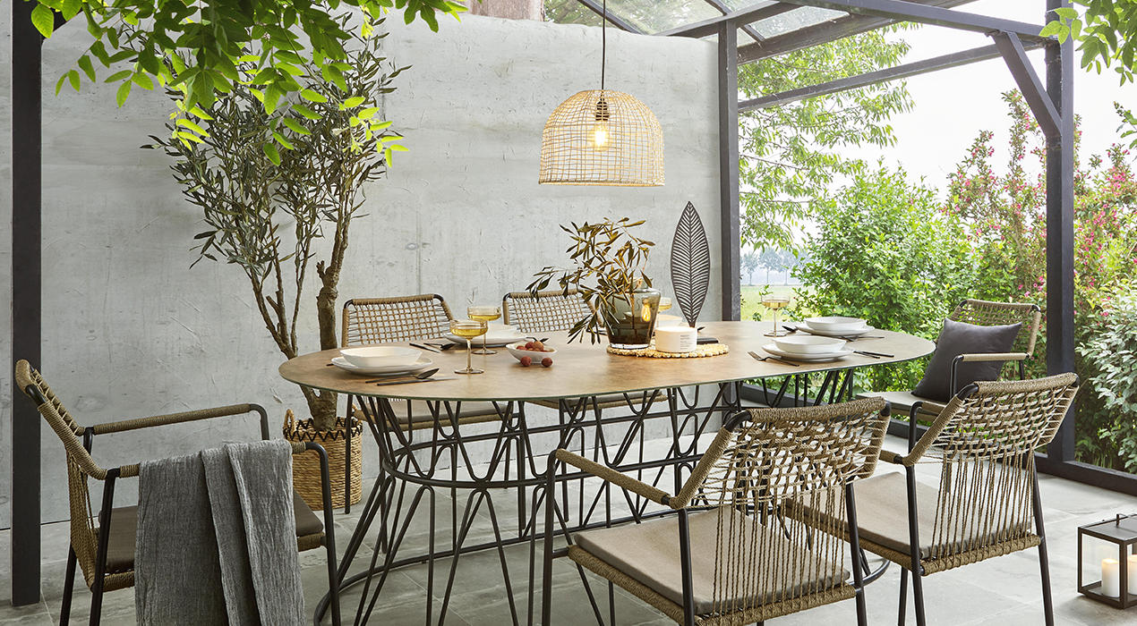 Balkon oder Garten einrichten mit verschiedenen Möbeln