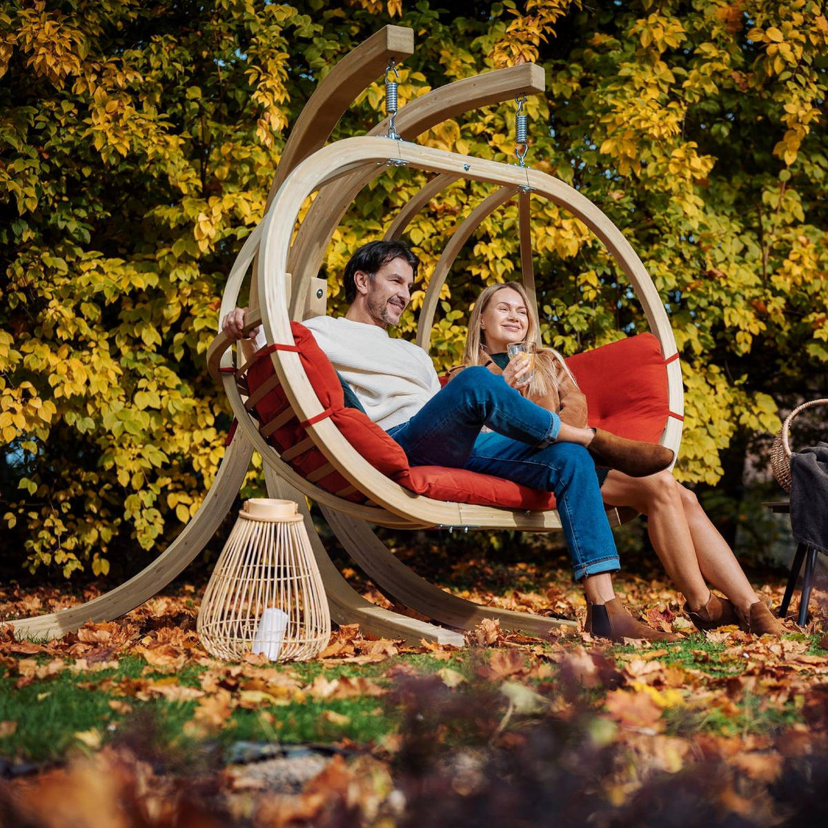 KONSIMO® HÄNGESESSEL mit Gestell CALLISTO - Einrichtungsbeispiel