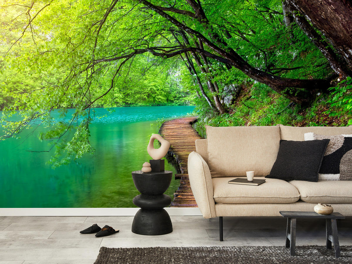 FOTOTAPETE für Wohnzimmer Holzsteg See Bäume Pflanzen Natur 350x256 - Türkis/Braun, Papier (350/256cm) - Muralo