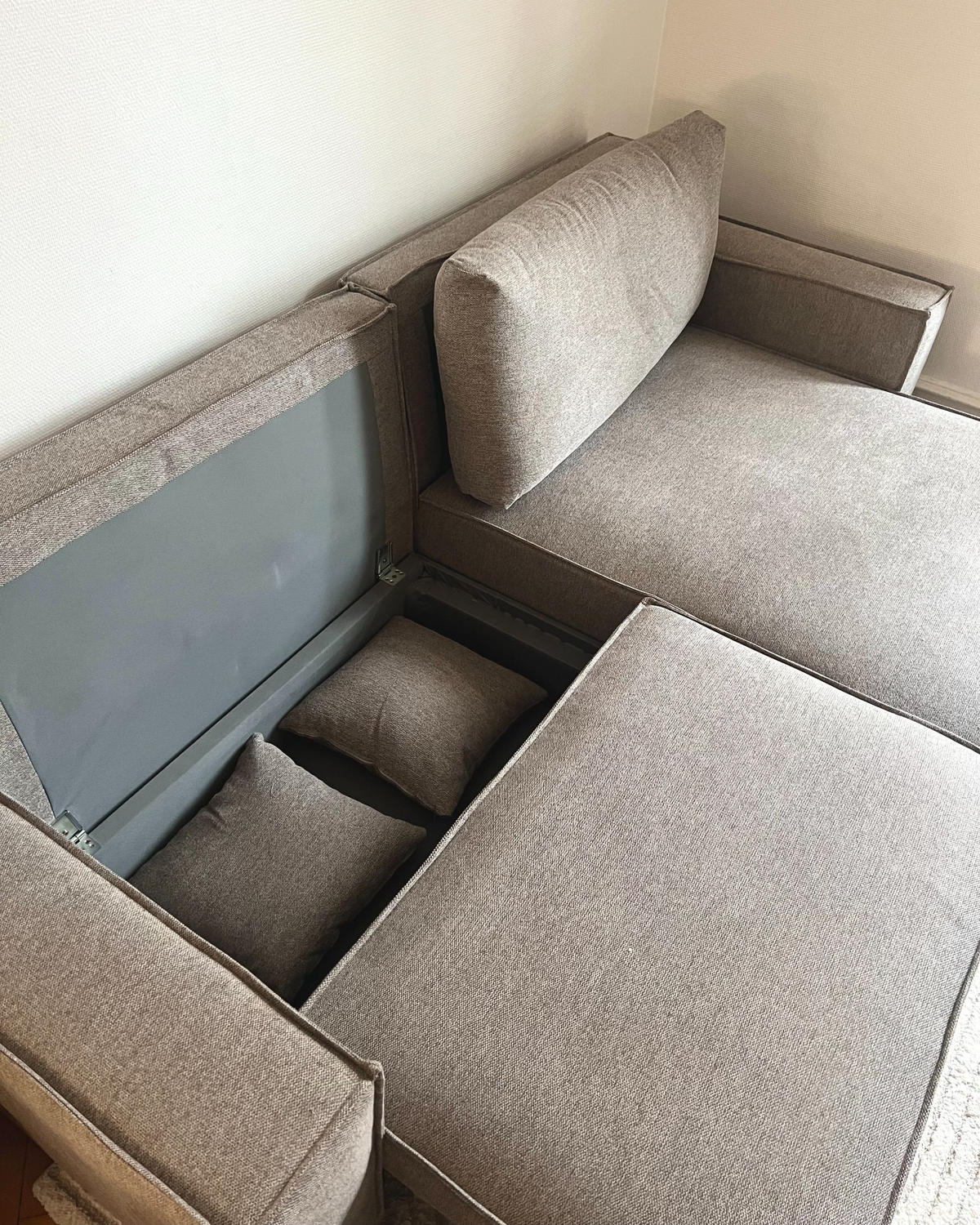 ROHOVÁ POHOVKA 3-místná taupe pravostranná s rozkládací funkcí Úložný prostor Karila - šedohnědá, textil (250/150cm) - Beliani
