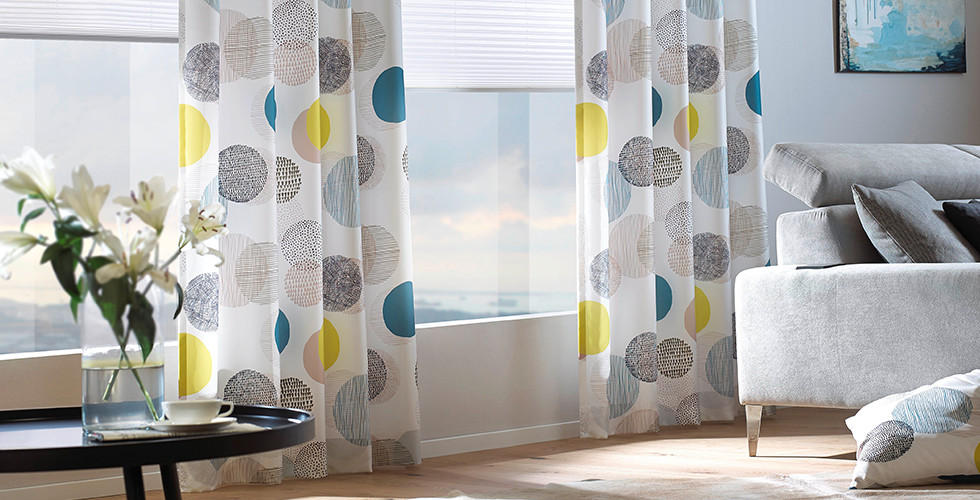 bile zavesy s puntikatym dekorem multicolor