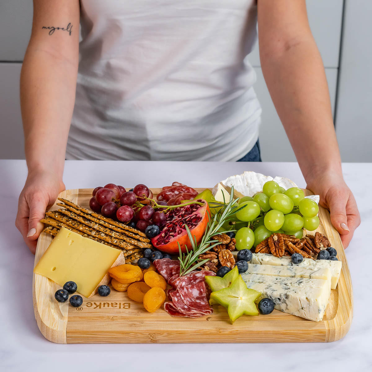 SCHNEIDEBRETT aus Holz mit Saftrille (37x29cm) - Beige, Holz (29.1/37cm) - BlauKe