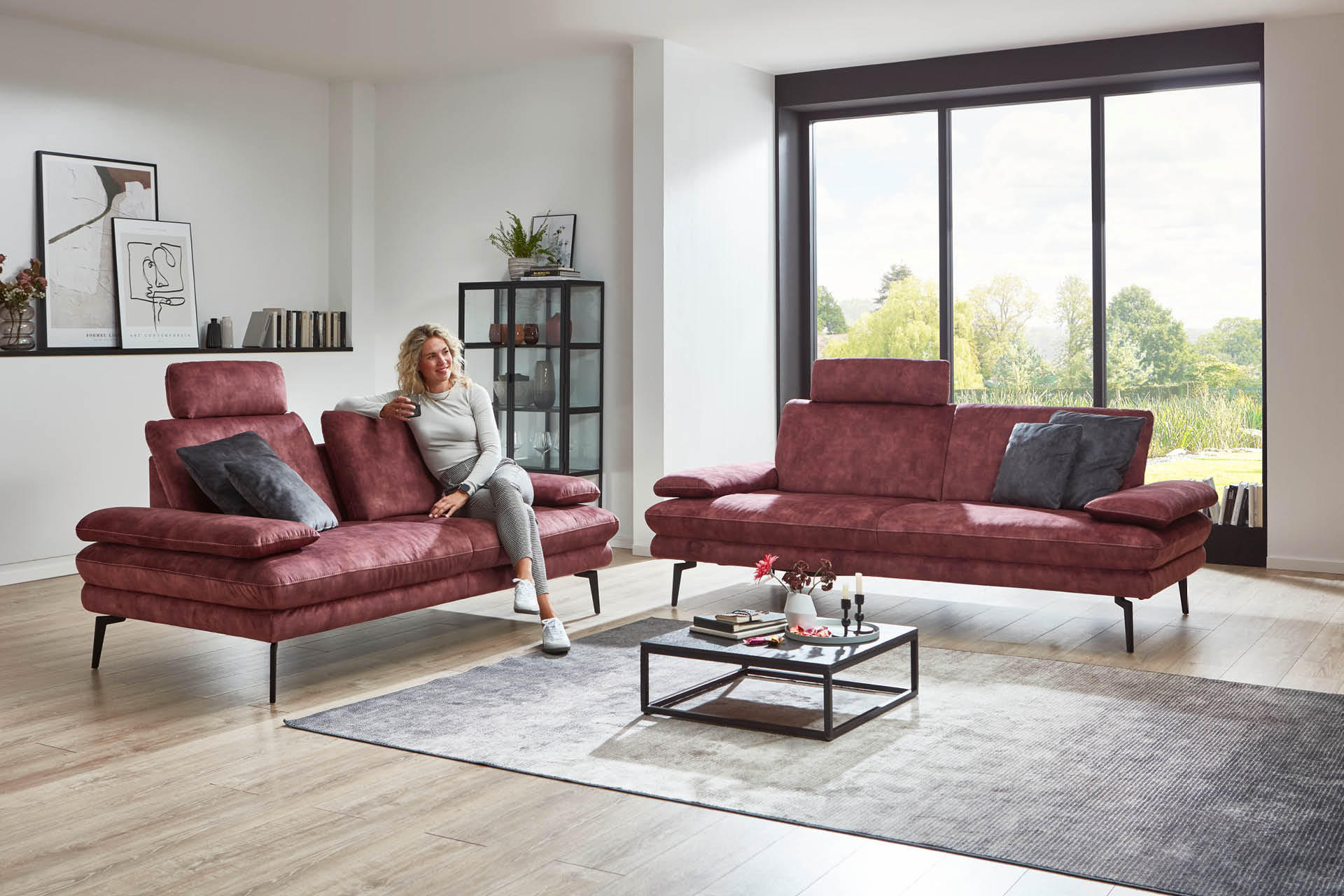 Weinrotes Sofa mit schmutzabweisendem Stoff für Tierhalter