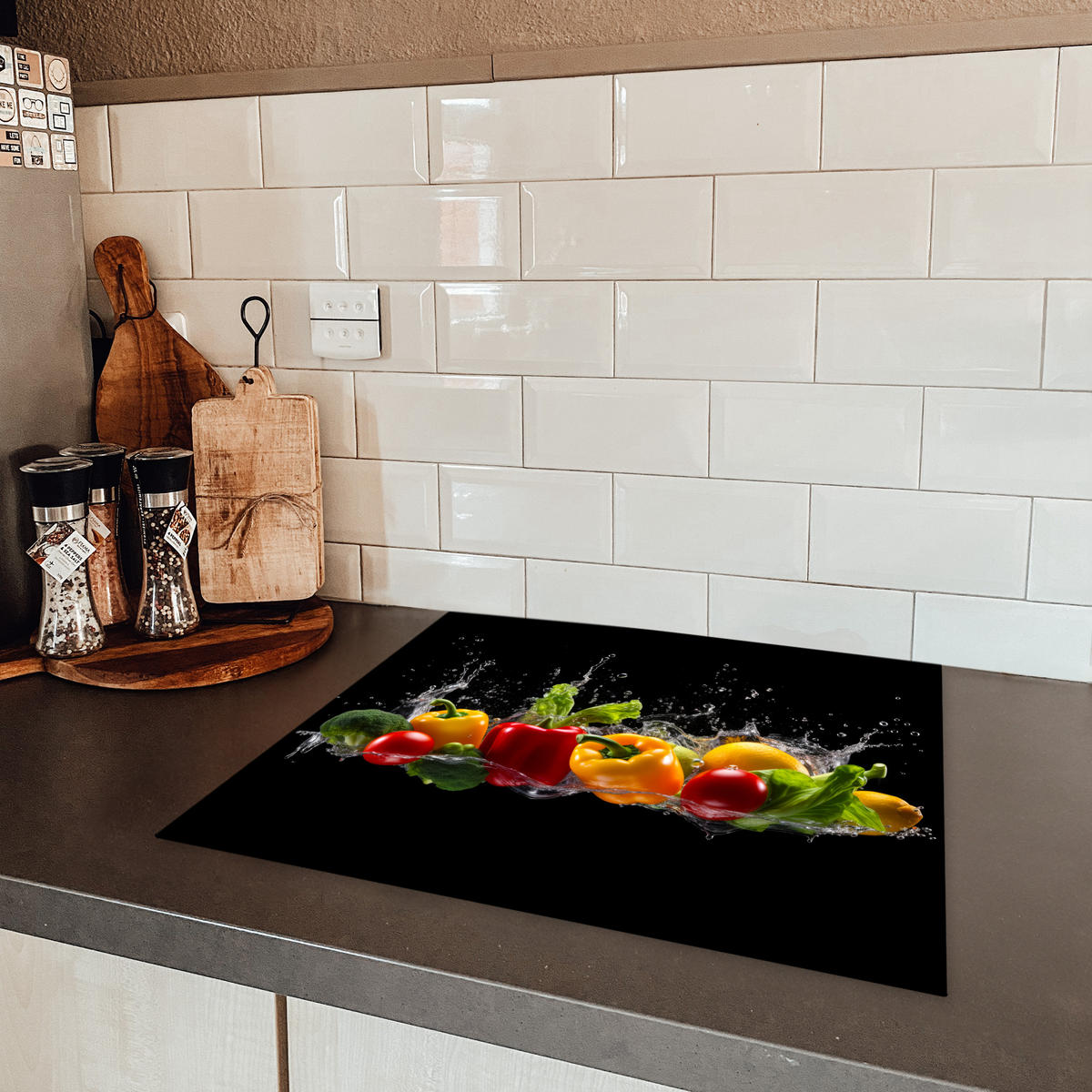 HERDABDECKPLATTE Paprika - Wasser - Gemüse - Schwarz 60x52 cm - Multicolor, Kunststoff (60/0.2/52cm) - MuchoWow