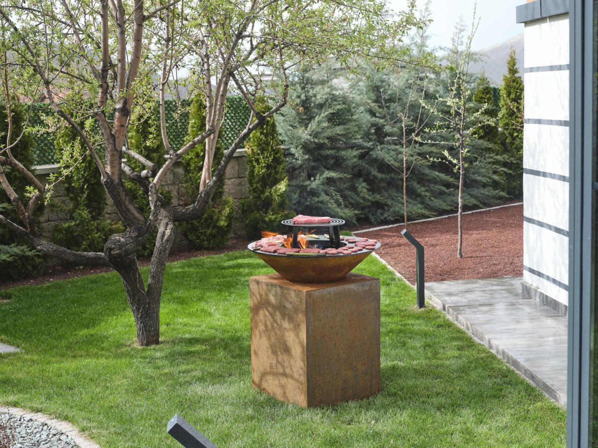 FEUERSCHALE mit Grillring FUEGO Corten Ø 85 cm Grillfläche 105 kg aus Cortenstahl - Kupferfarben, Metall (60/114.5/78.5cm) - The Favilla