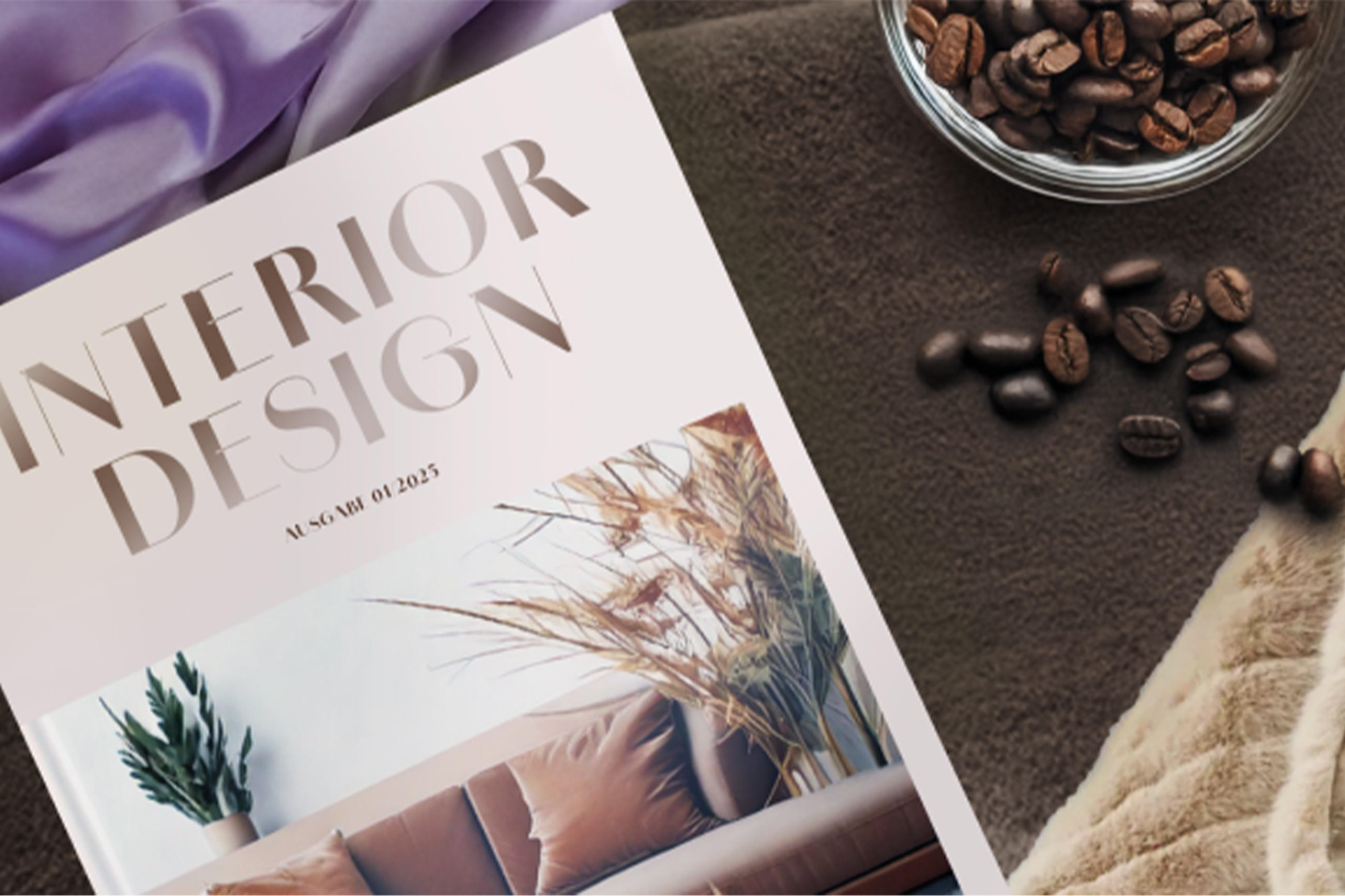 Mockup einer Innendesignzeitschrift auf einem eleganten Tisch mit stilvollen Accessoires im Hintergrund.
