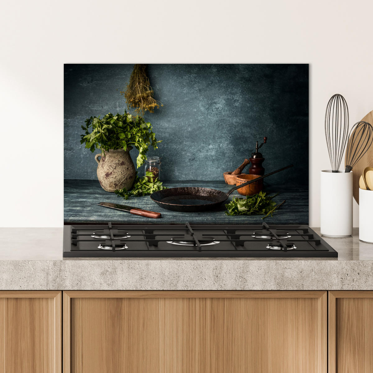 SPRITZSCHUTZ KÜCHE Kräuter - Gewürze - Pfanne - Messer - Grau - Rustikal 60x40 cm - Petrol, Metall (60/0.3/40cm) - MuchoWow