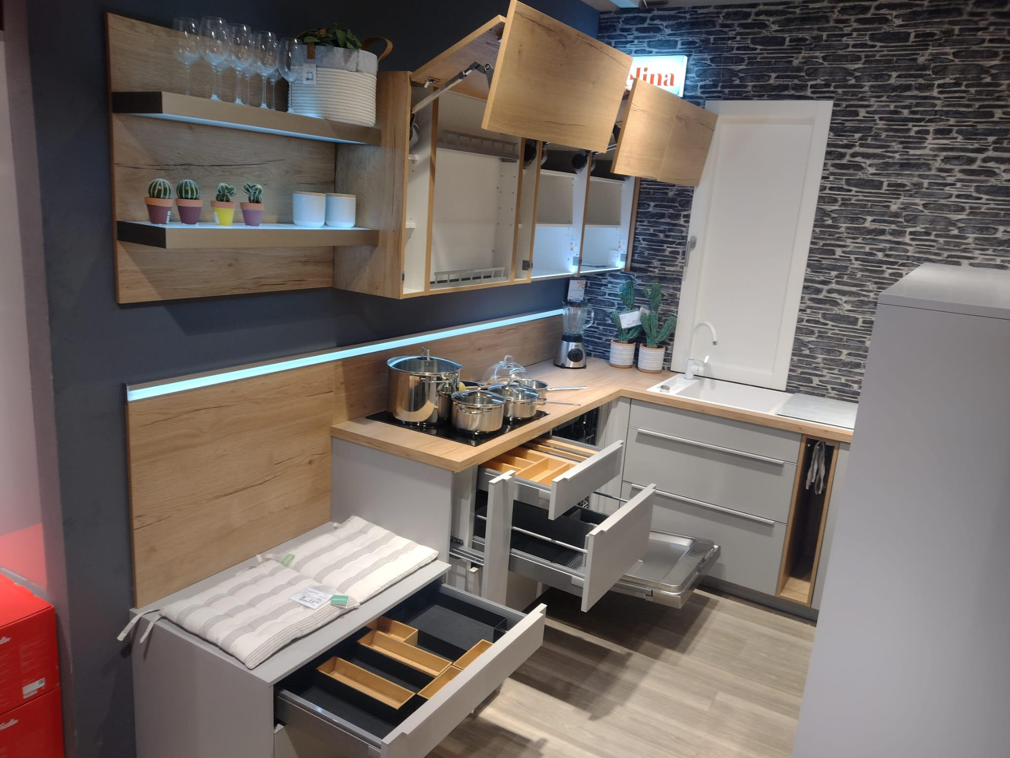 KUCHYNA : TONIO- SIVA MATNA/ DUB SIERA - Celina