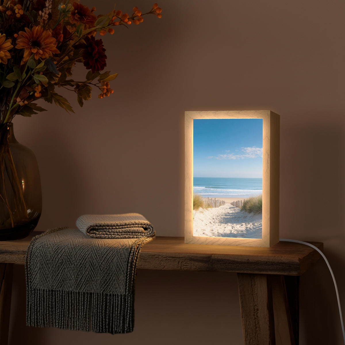 NÁSTĚNNÁ LAMPA Pláž - moře - duny - písek - léto 20x30 cm - písková barva, kompozitní dřevo (20/30/8cm) - OnlyWow