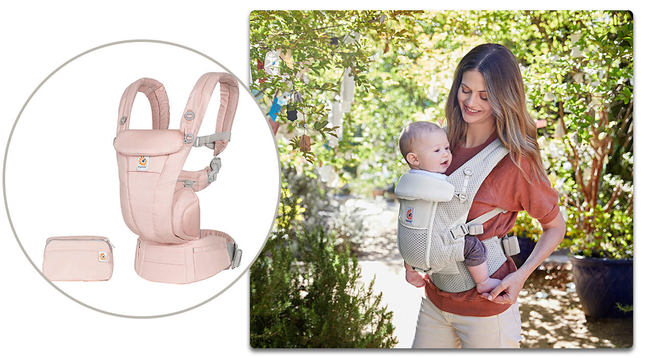 Frau mit Baby in der Trage im Garten