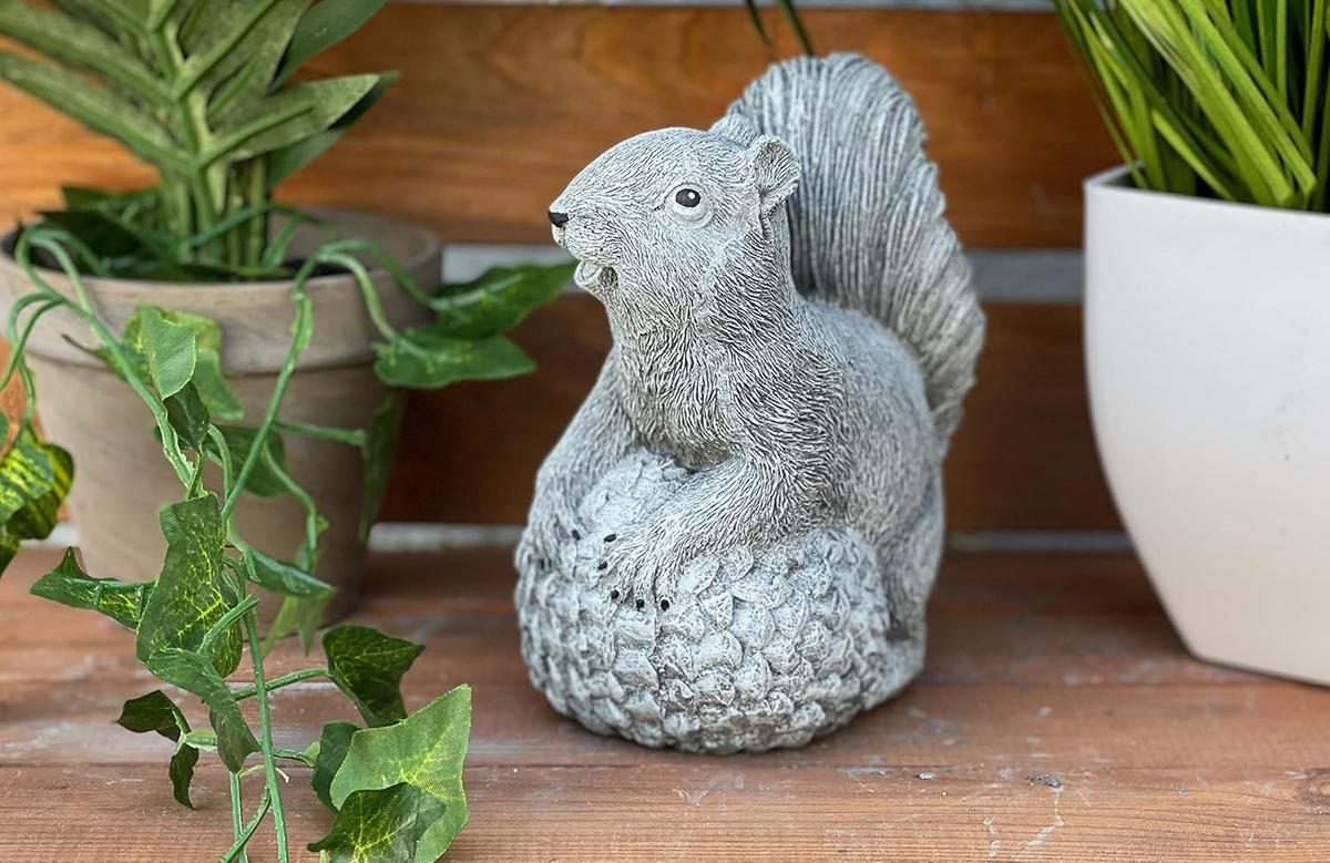 STEINFIGUR Eichhörnchen mit Tannenzapfen frostfest massiver Steinguss - Grau, Stein (12/15/9cm) - stoneandstyle