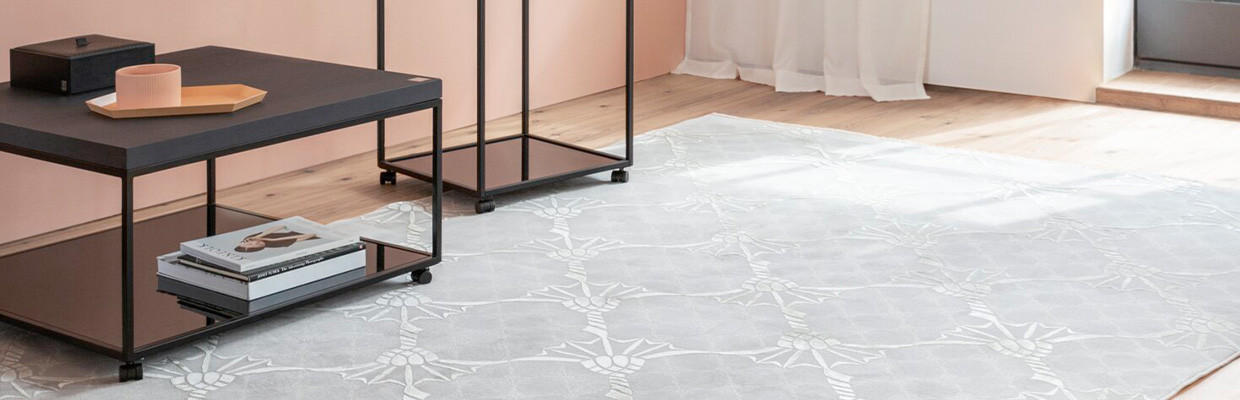 schwarze Beistelltische mit grauem teppich