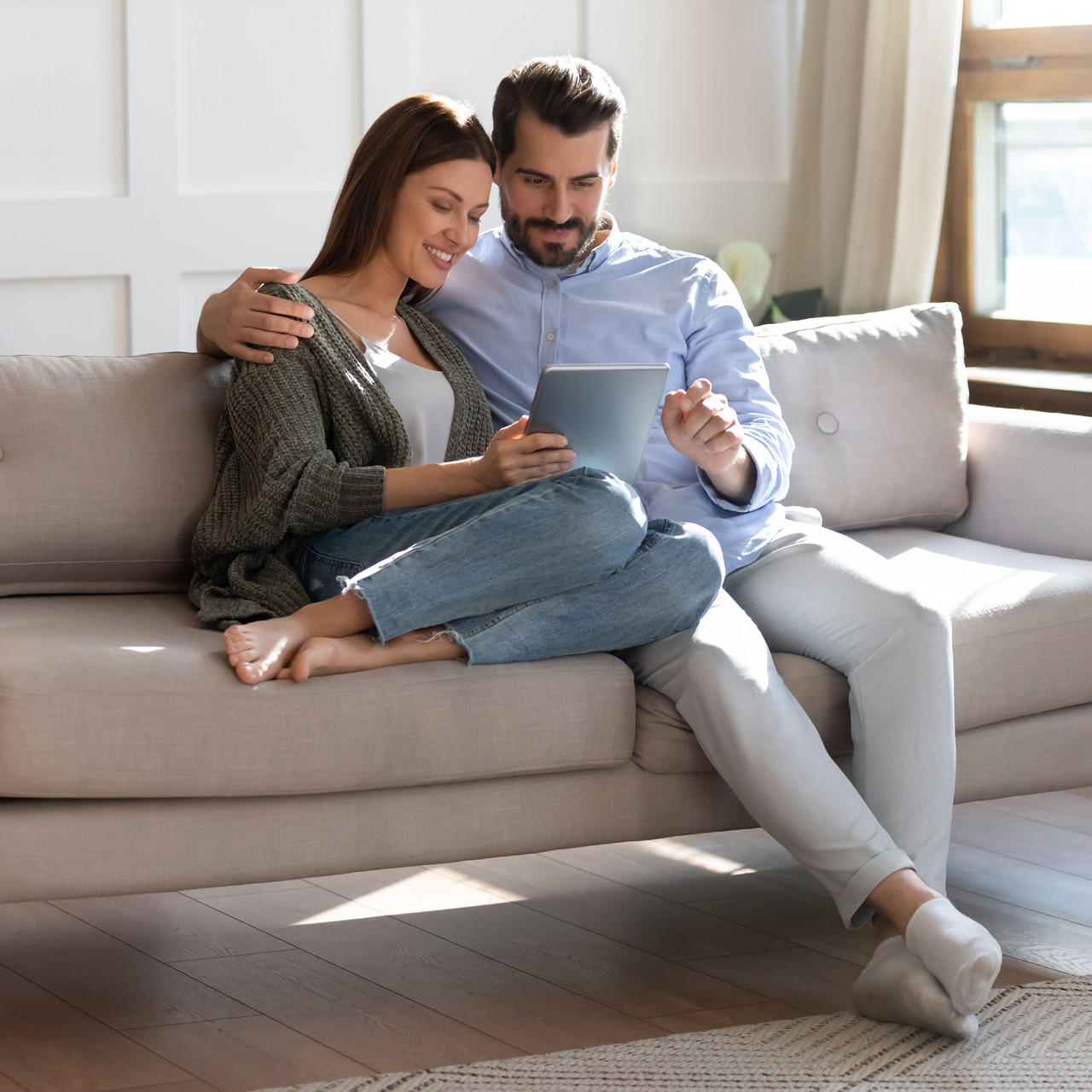 2 Personen auf beige Sofa 