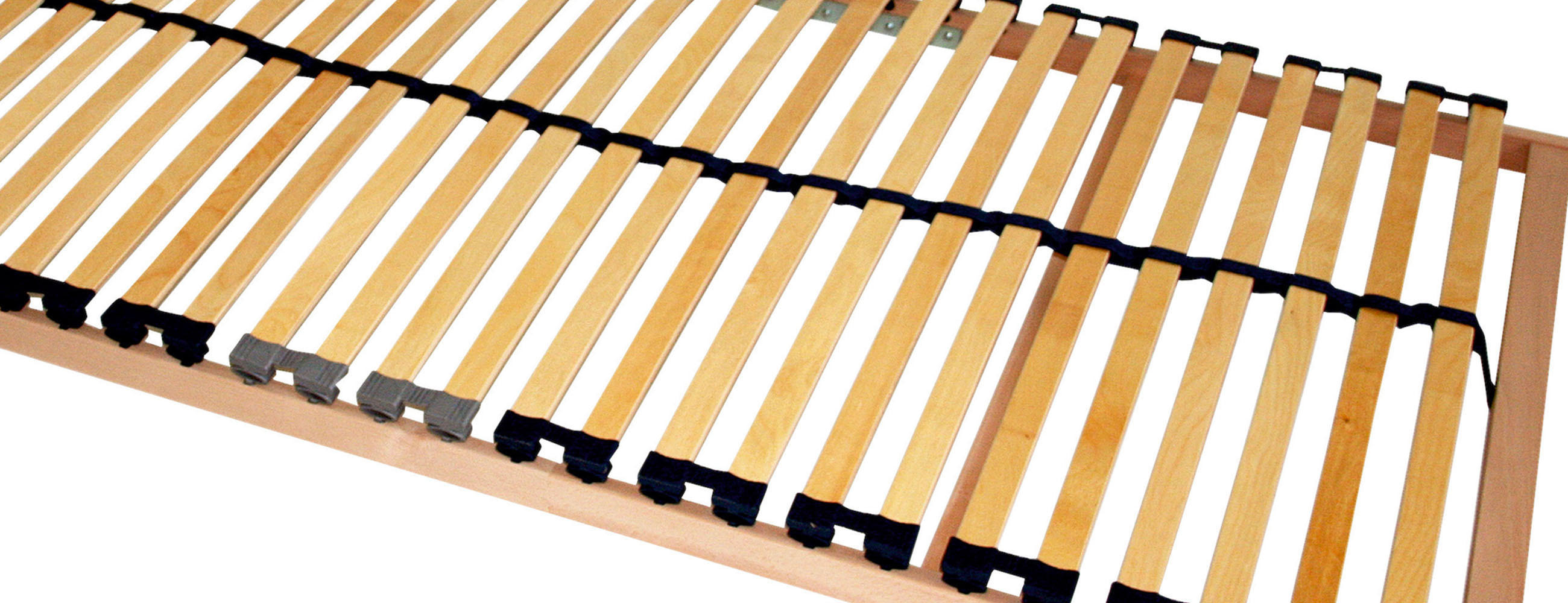 Ein einfacher Lattenrost aus Holz mit mehreren elastischen Federleisten, verbunden durch schwarze Kunststoffhalterungen und Mittelband zur Stabilisierung