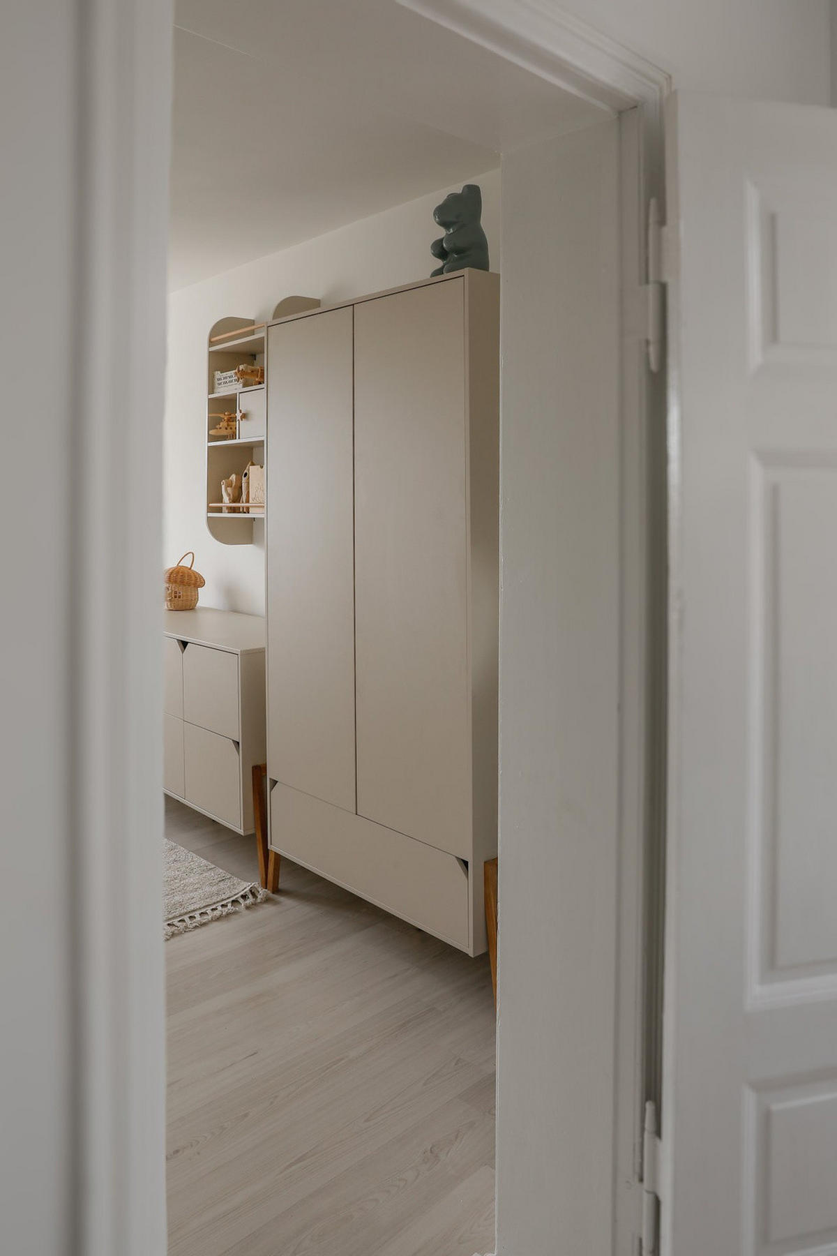 KINDERKLEIDERSCHRANK Lotta, 2-türig – ideal für das Kinderzimmer - Beige, Holzwerkstoff (117/199/50cm) - RAUMHIRSCH FURNITURE