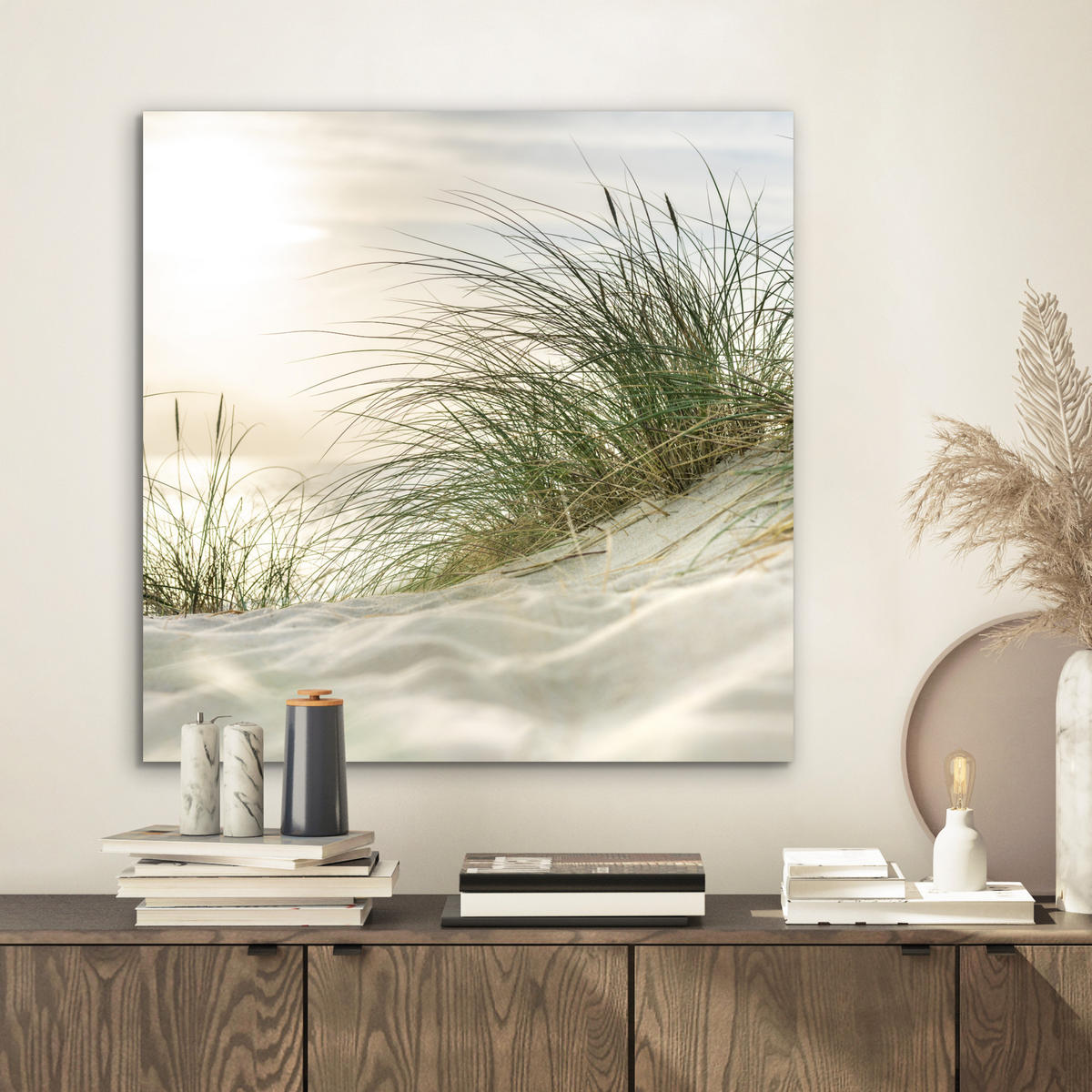 KOVOVÝ OBRAZ Duny s marramovou trávou pod slnkom nemeckého národného parku Schleswig-Holsteinisches Wattenmeer 50x50 cm - krémová, kov (50/50cm) - MuchoWow