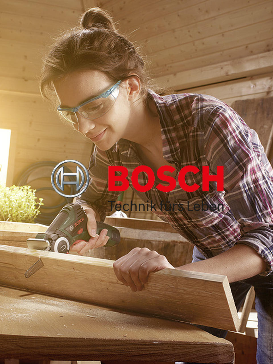 Frau mit Bosch AKKU-ASTSÄGE