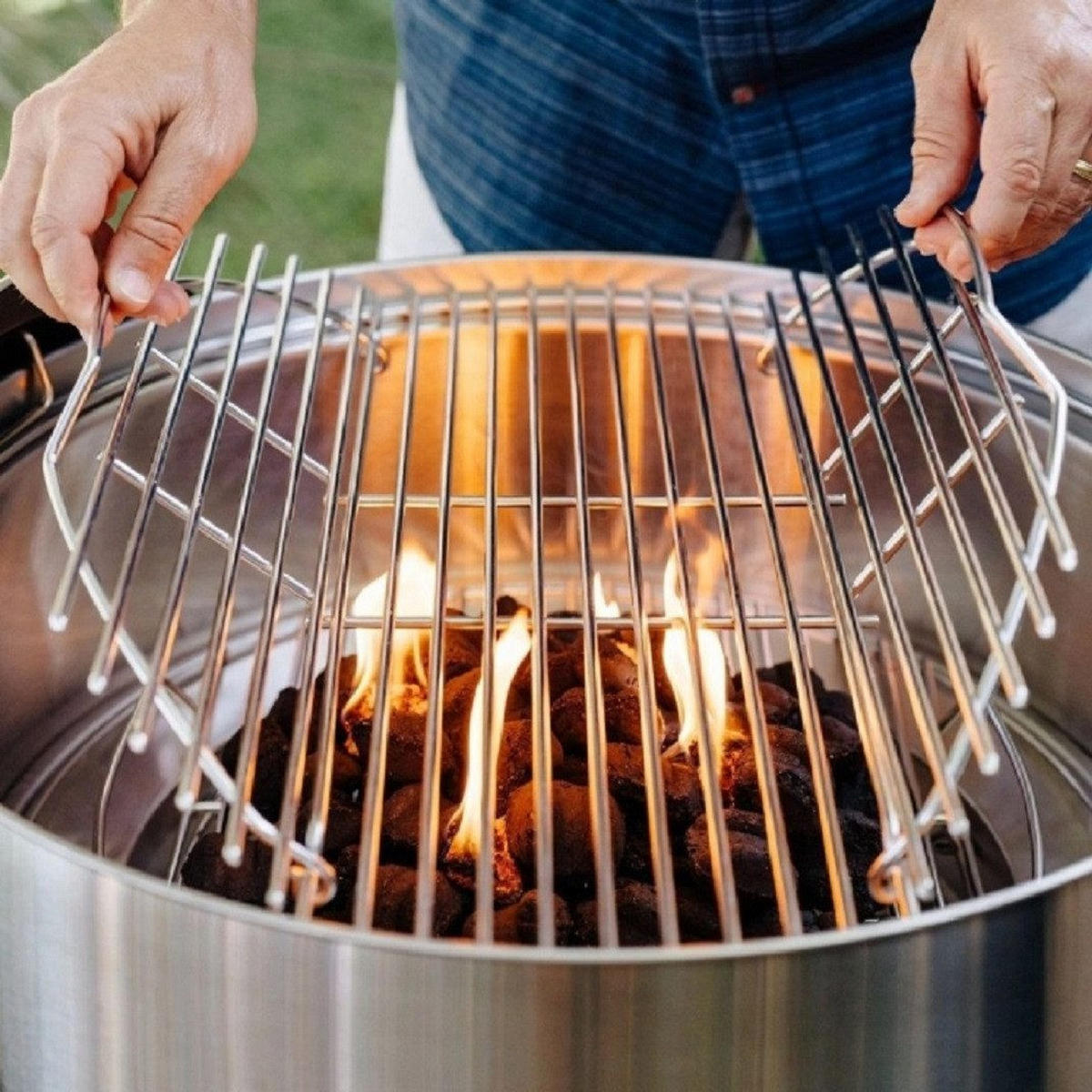 HOLZKOHLEGRILL Edelstahl mit Standfuß Ø 55,9 cm tragbar - Silberfarben, Metall (55.9/74.7/55.9cm) - Solo Stove
