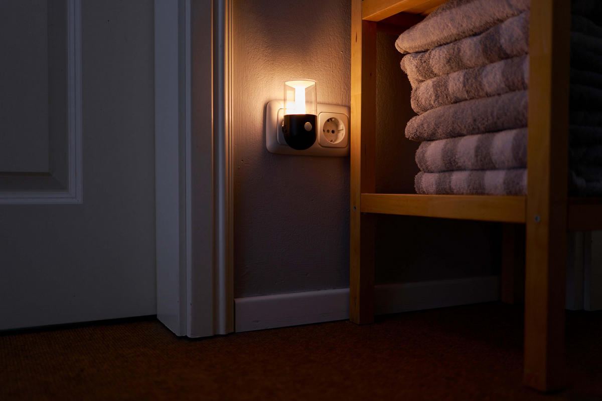 LED Nachtlicht mit Dämmerungssensor & Bewegungsmelder, Up&Down Licht für Steckdose Zylinder-Schwarz - Schwarz, Kunststoff (8.6/5/10cm) - Northpoint
