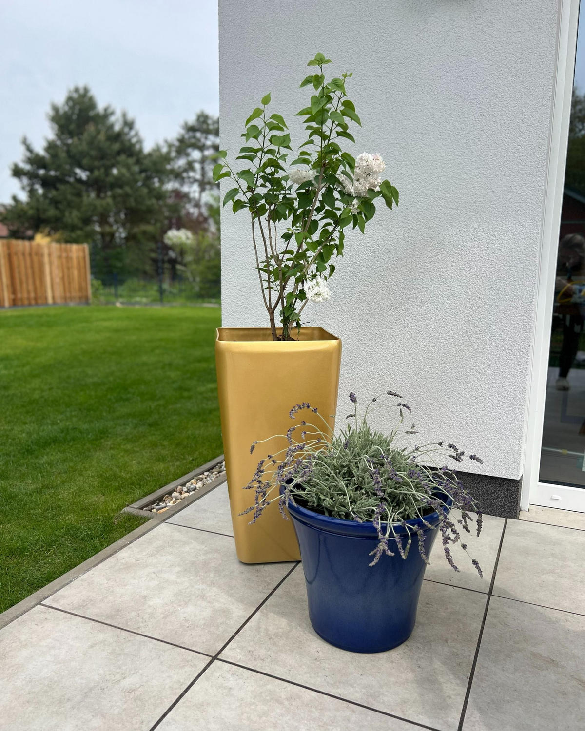 BLUMENTOPF gold rechteckig 40/40/76 cm Modi - Goldfarben, Stein (76cm) - Beliani