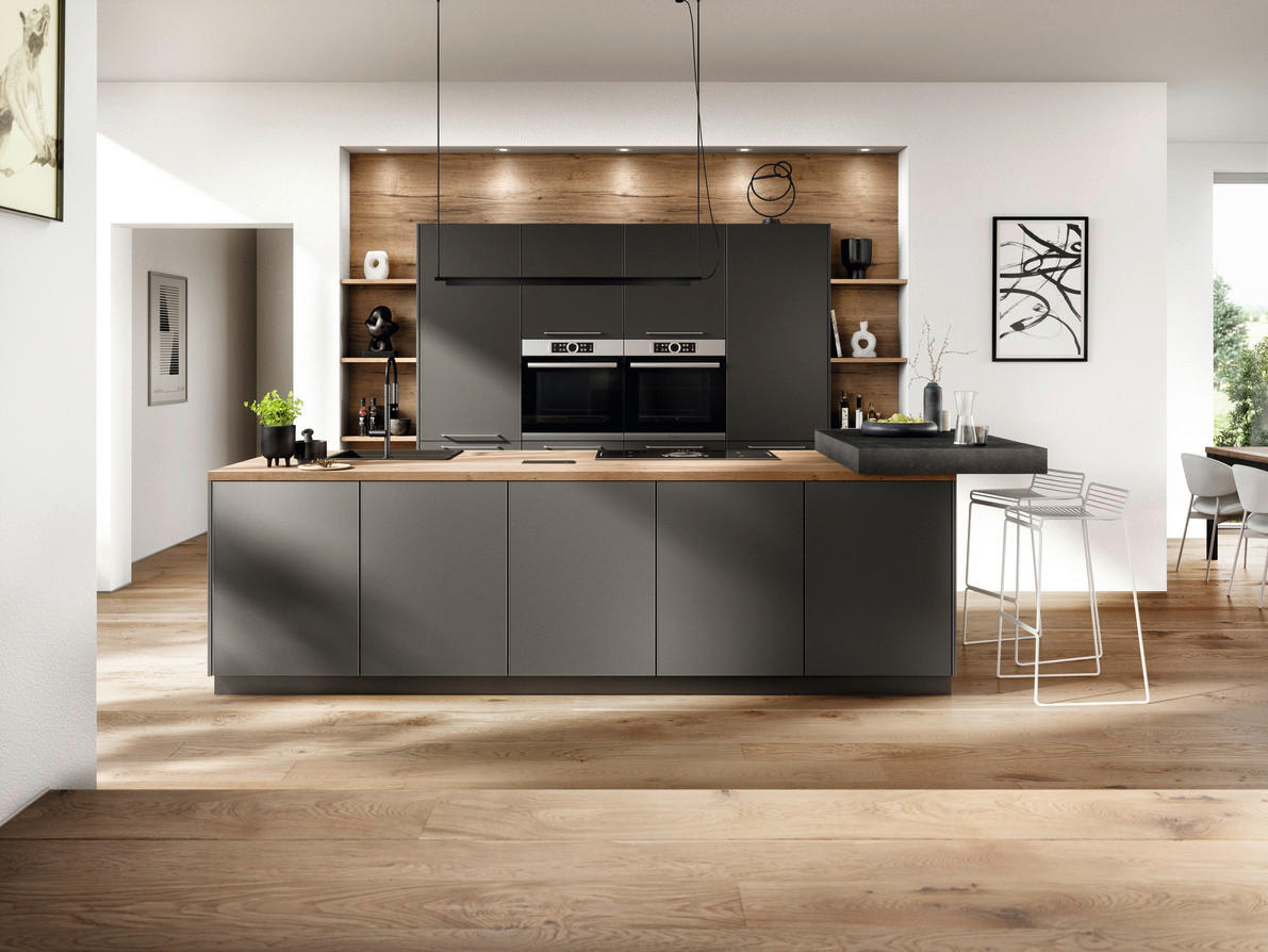 Küche in Schwarz und Braun